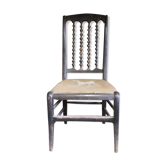 Chaise années 1900 avec dessin d'un chien de chasse brodé et perles  de bois