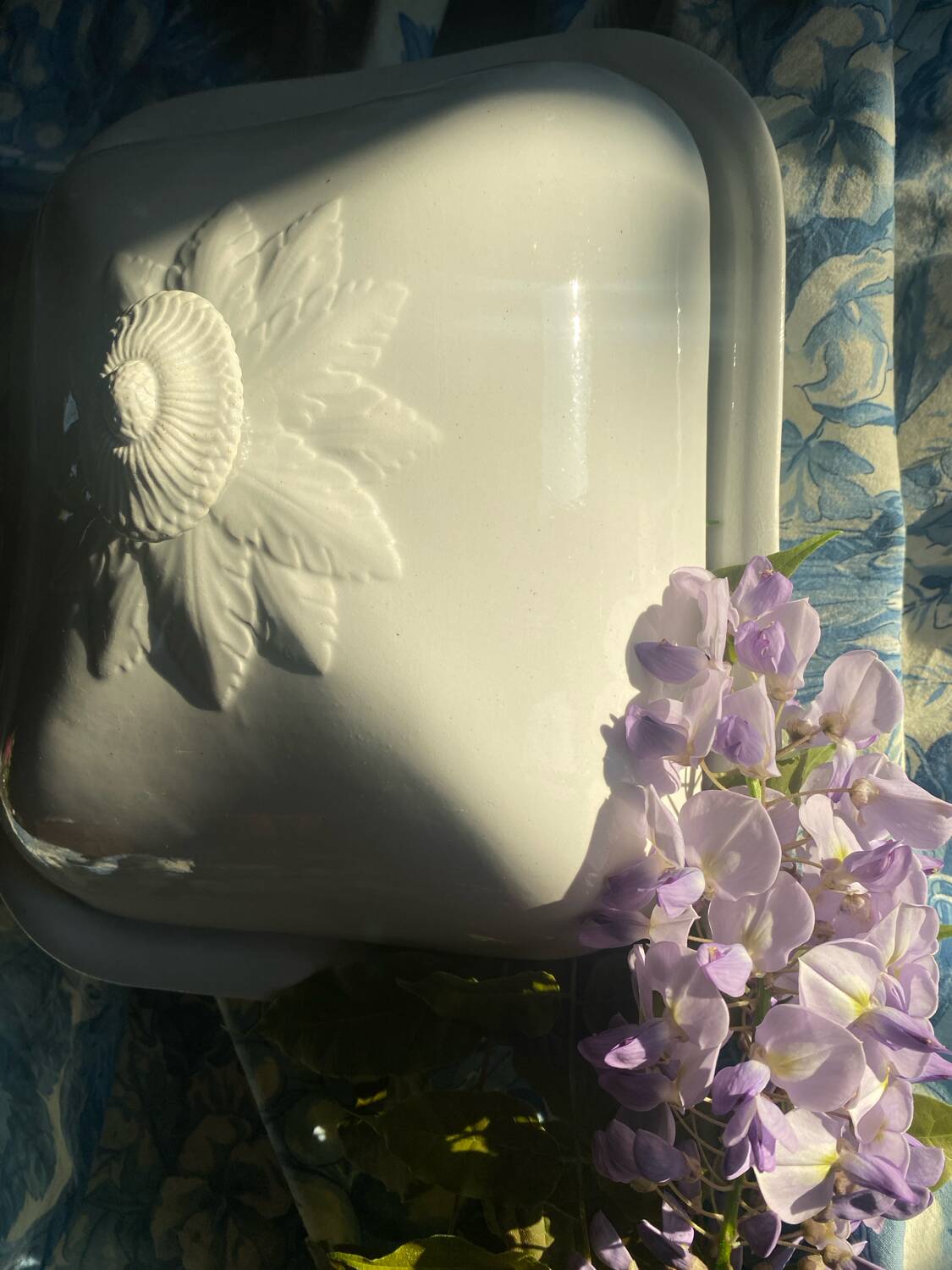 Large antique Villeroy and Boch porcelain dome dish