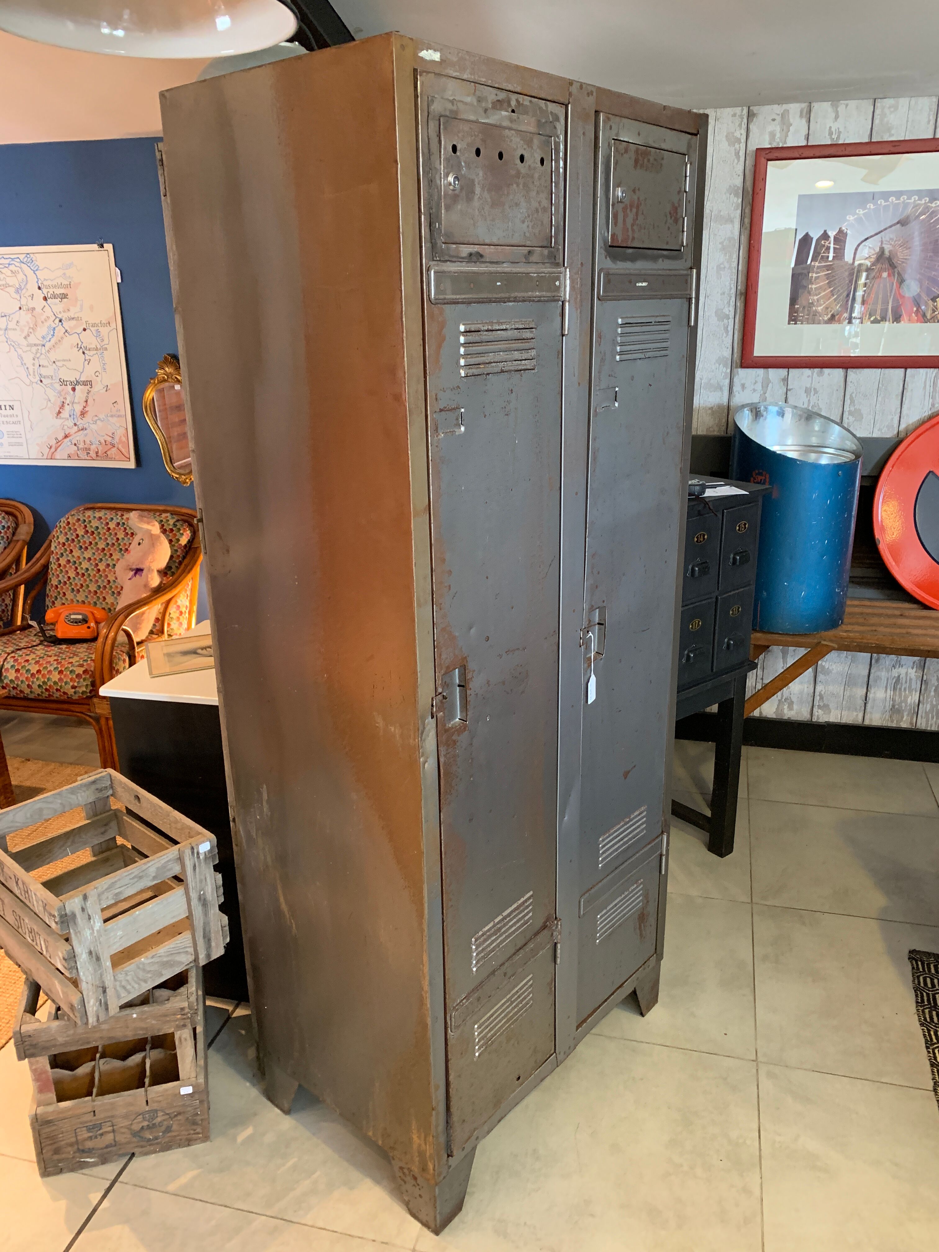 Former 2-door locker cabinet