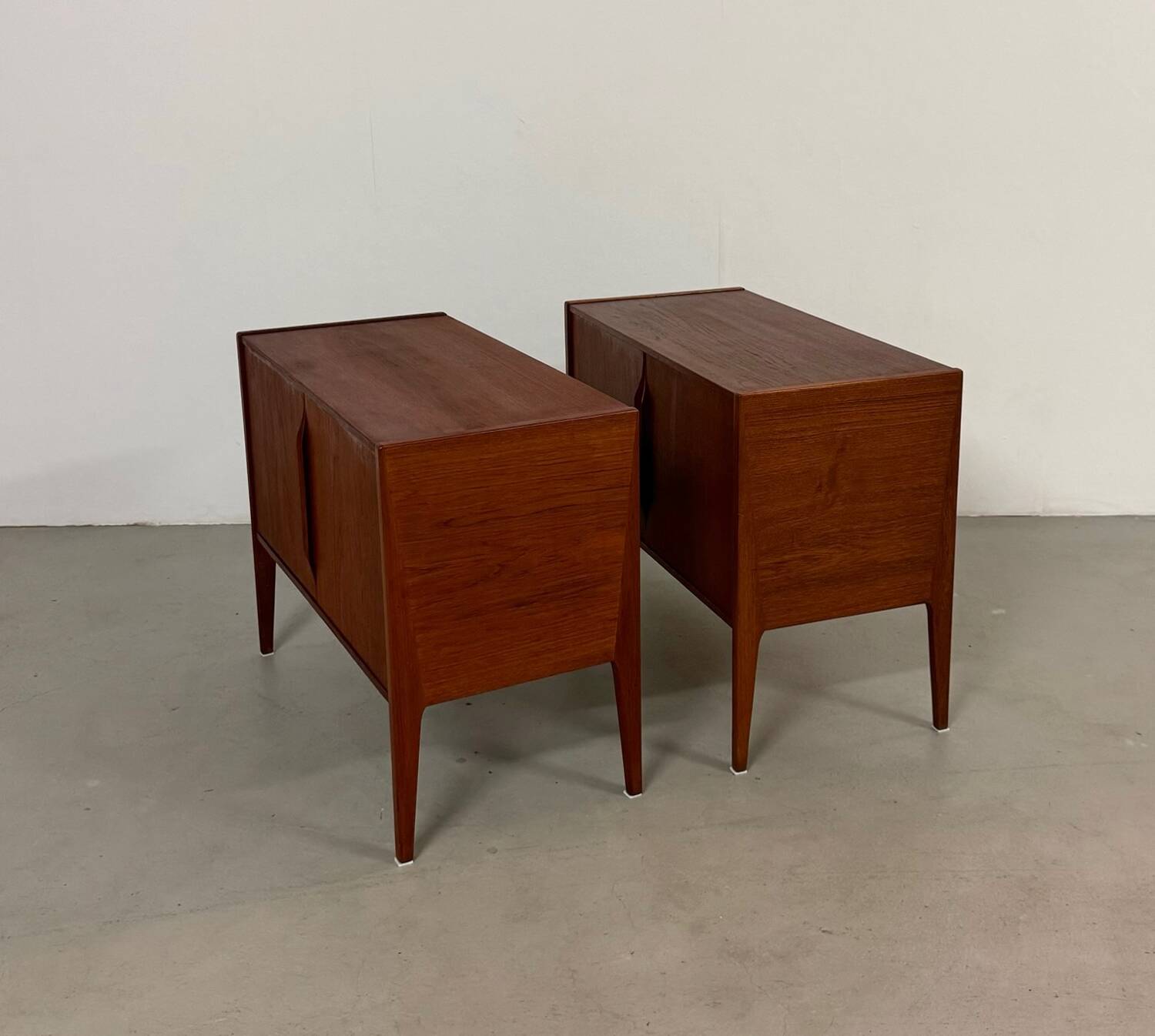 2x Teck Kai Kristiansen à côté des armoires années 1960