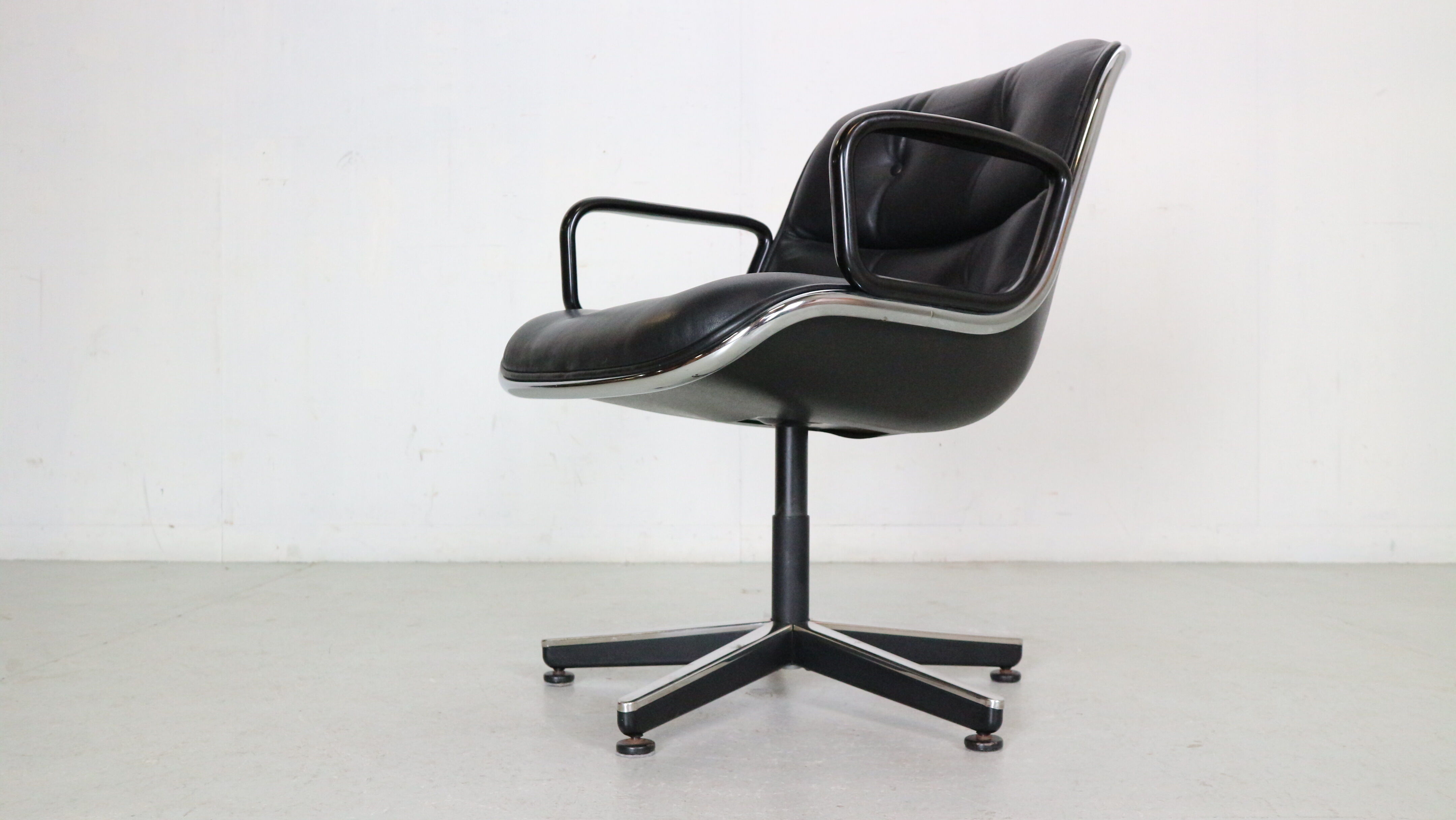 Chaise de bureau pivotante en cuir de Charles Pollock pour Knoll, années 1980
