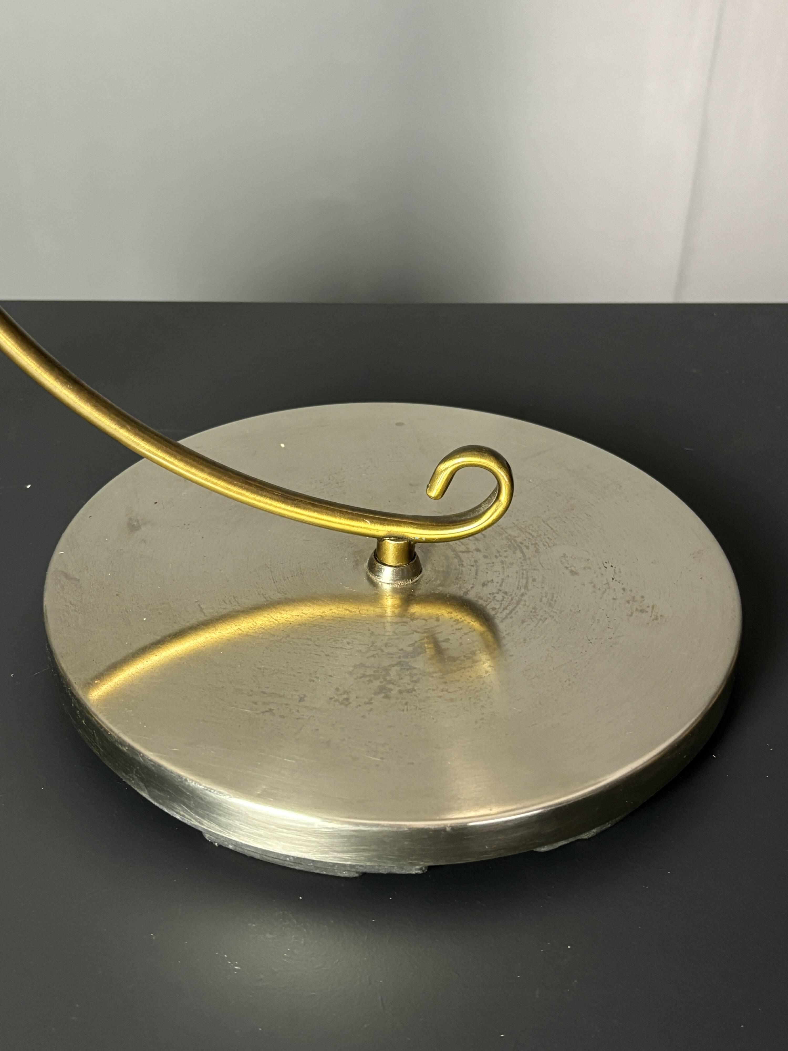 Lampe de table sculpturale ajustable des années 1960 avec abat-jour perforé.
