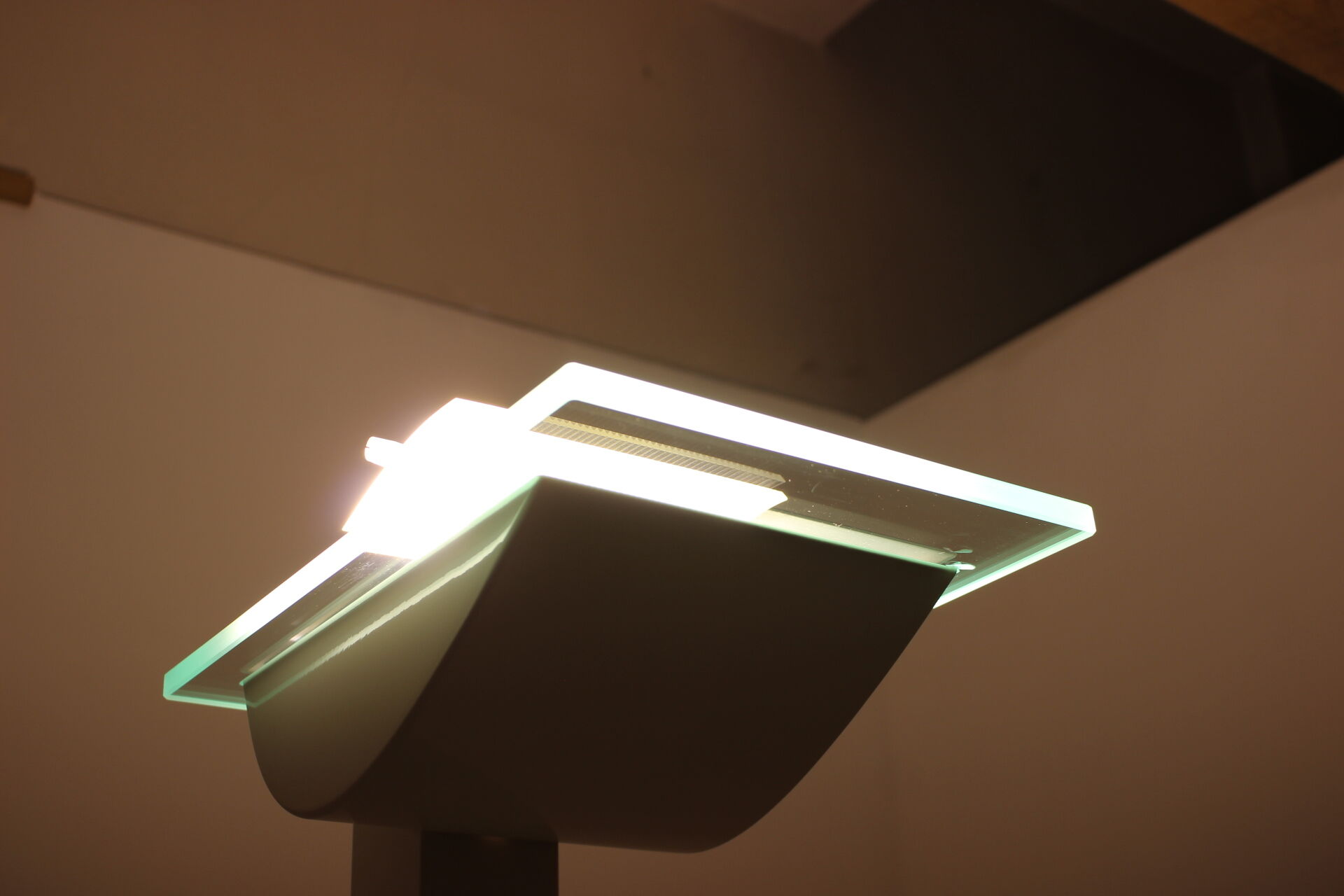 Lampadaire en métal blanc moderniste par Hartmut Engel pour Zumtobel, années 1980.