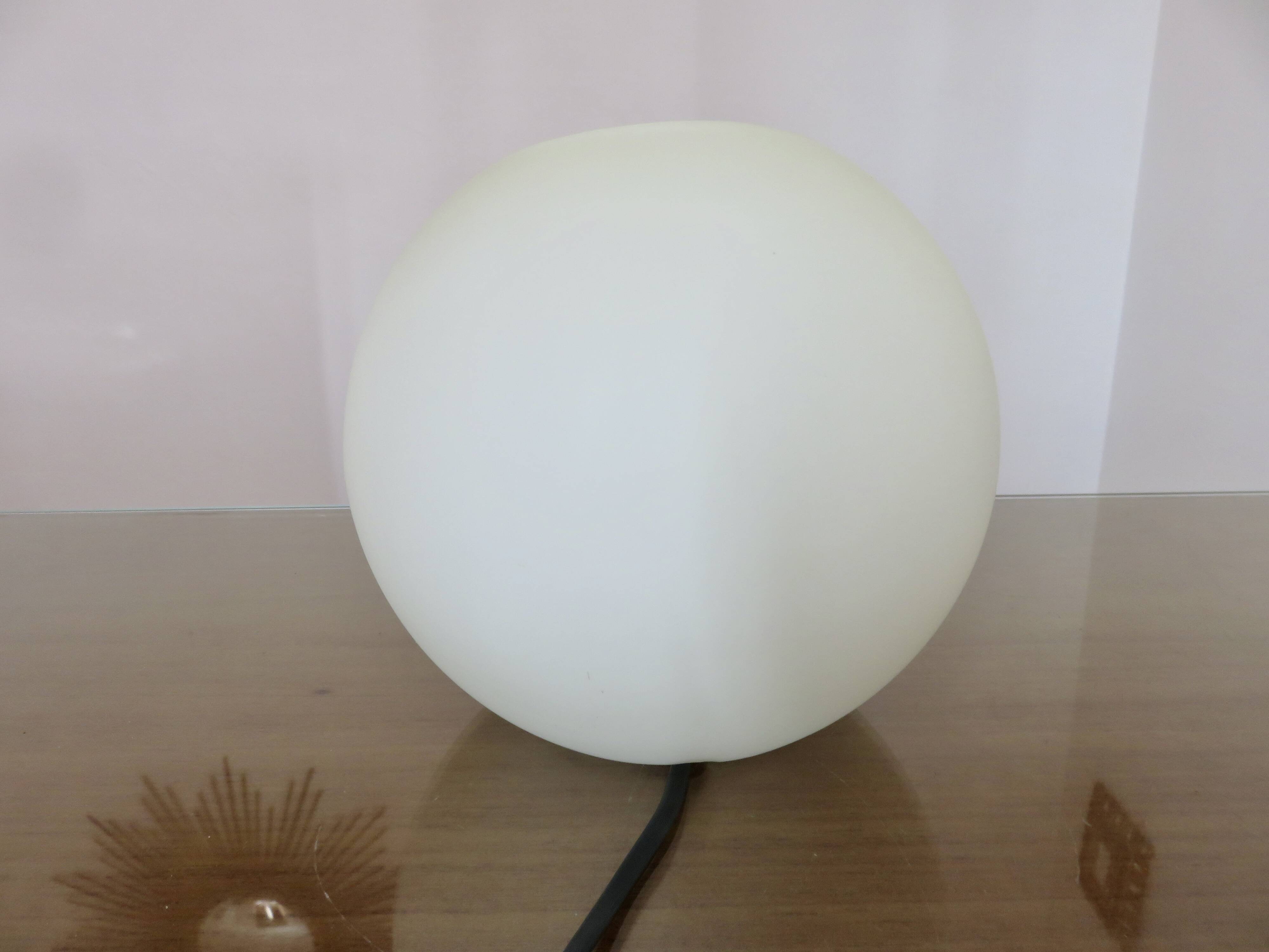 Lampe en opaline blanche 1980