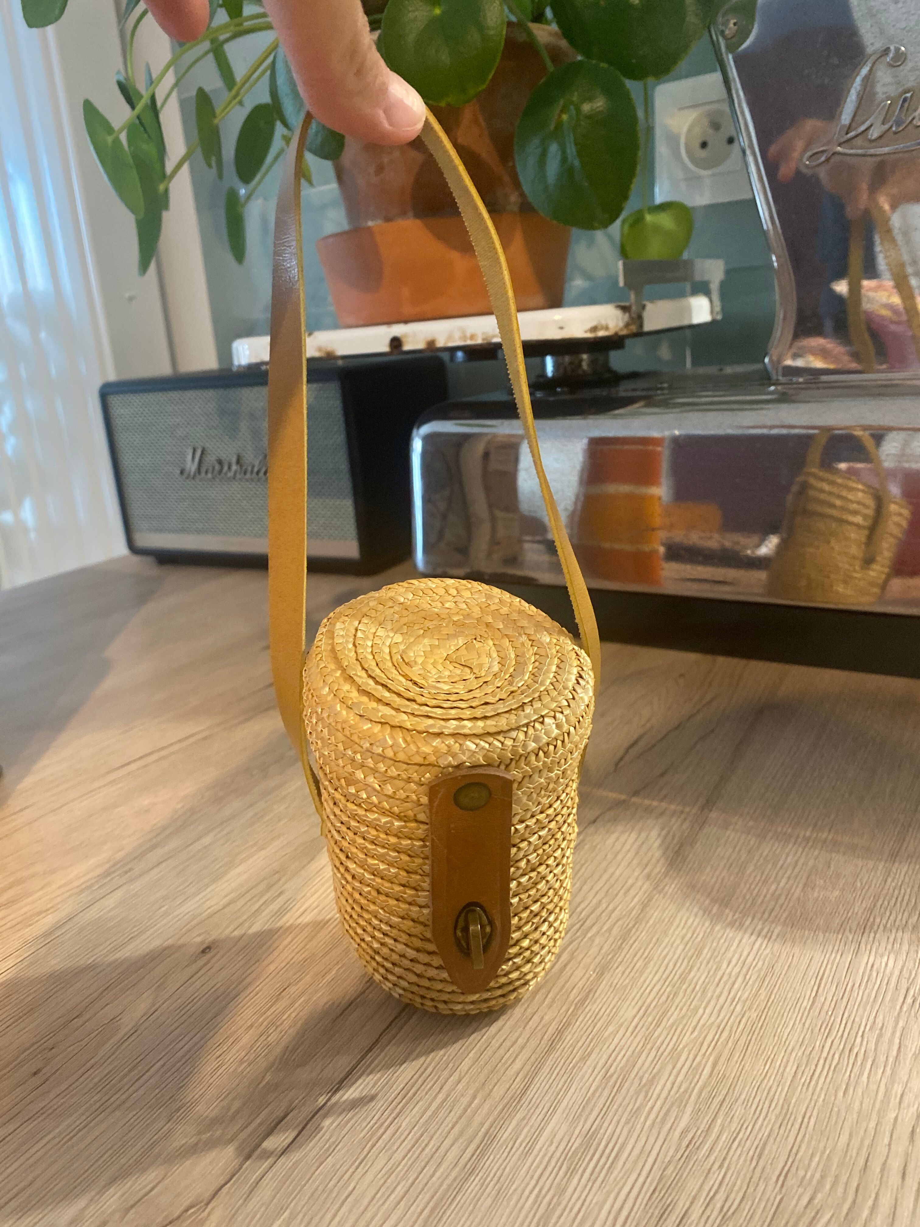 Vichy curist glass graduated in his leather and straw bag