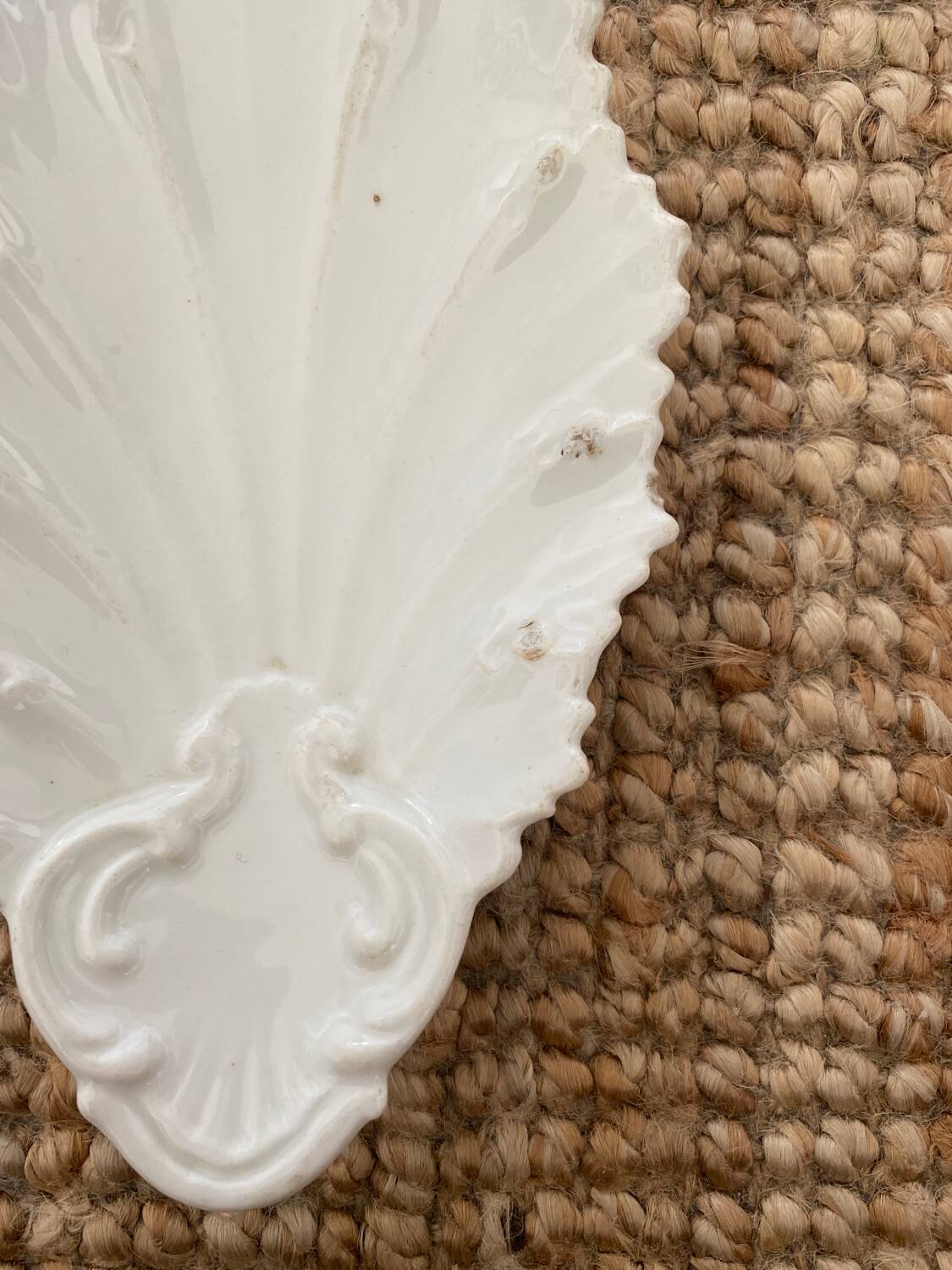 Ramekin, shell-shaped pocket emptier in white ceramic