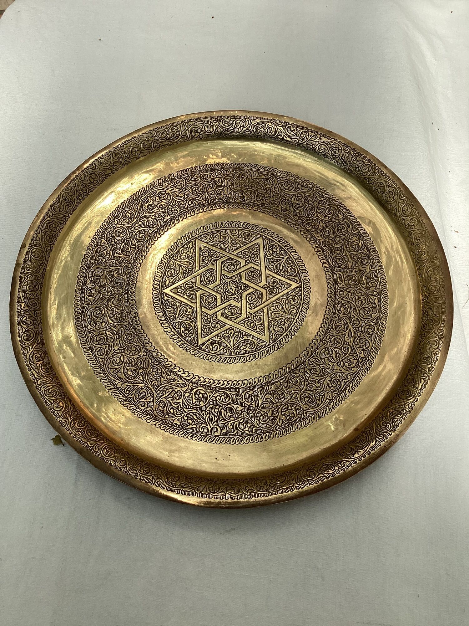 Moroccan tray in gilded brass dimension: height -2.5cm- diameter -35cm-