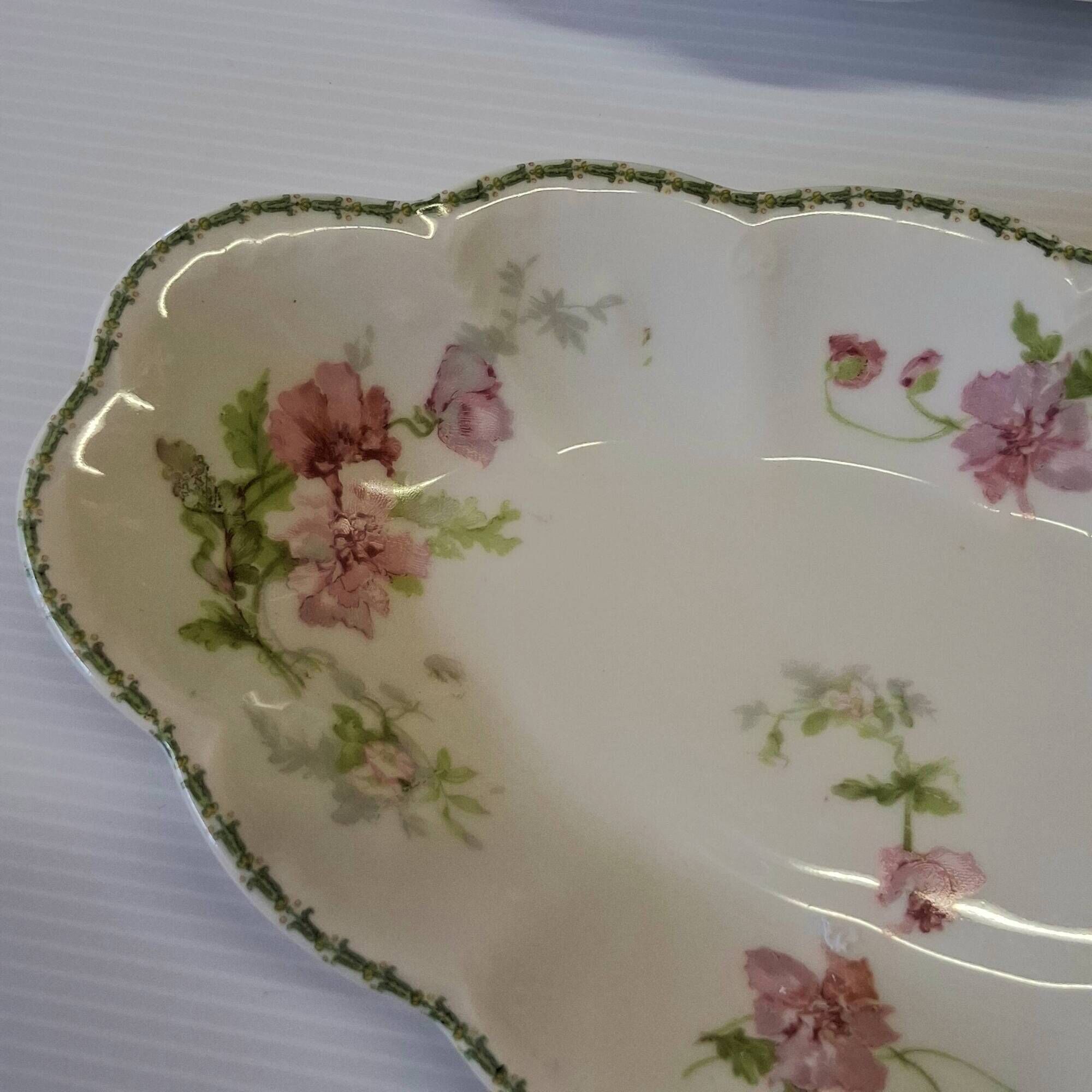 Set of 2 Limoges porcelain dishes in very good condition.