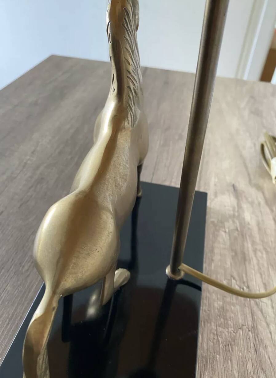 Lampe "Cheval" en laiton et socle bois