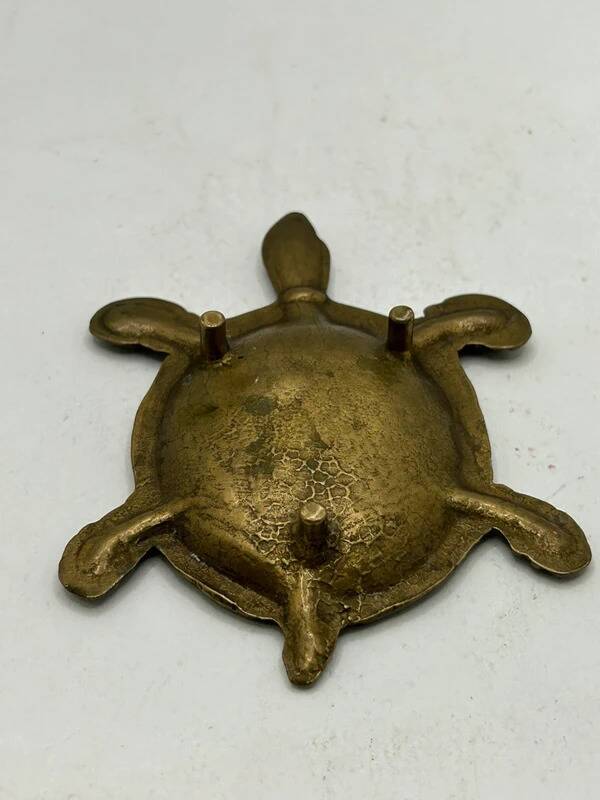 Vintage turtle ashtray in gilded brass, patinated animal-shaped catchall.