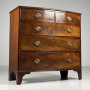 Commode en acajou à façade bombée