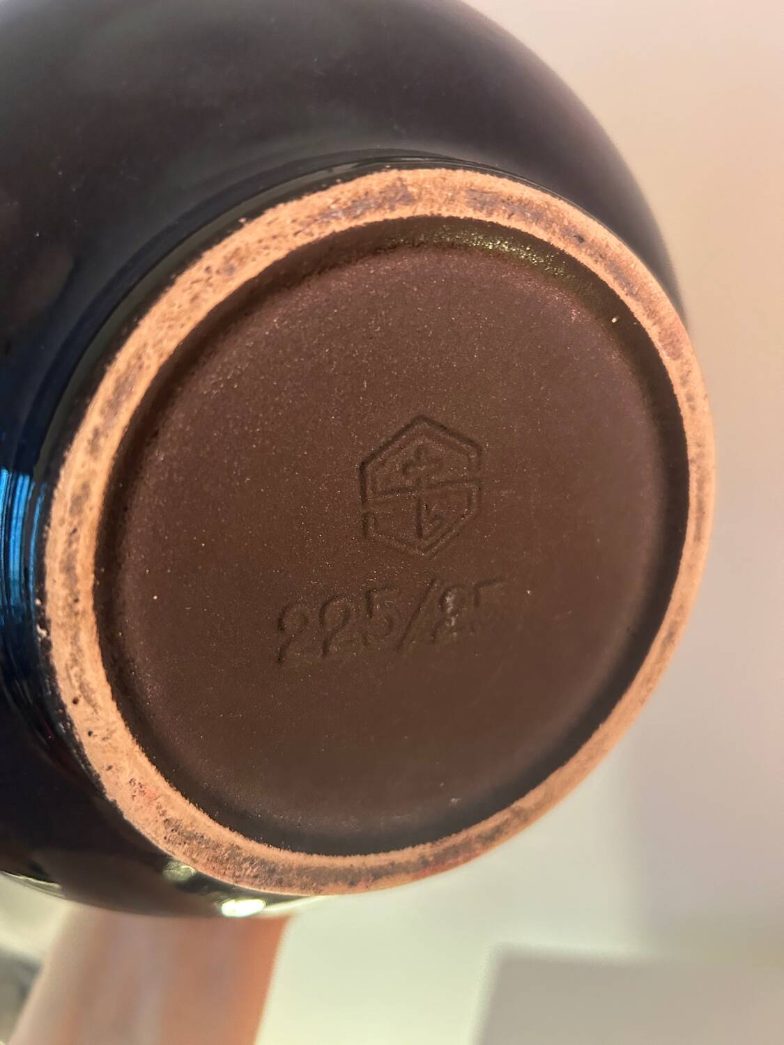 Vase en céramique ouest-allemande recyclé en lampe de table avec abat-jour japonais.