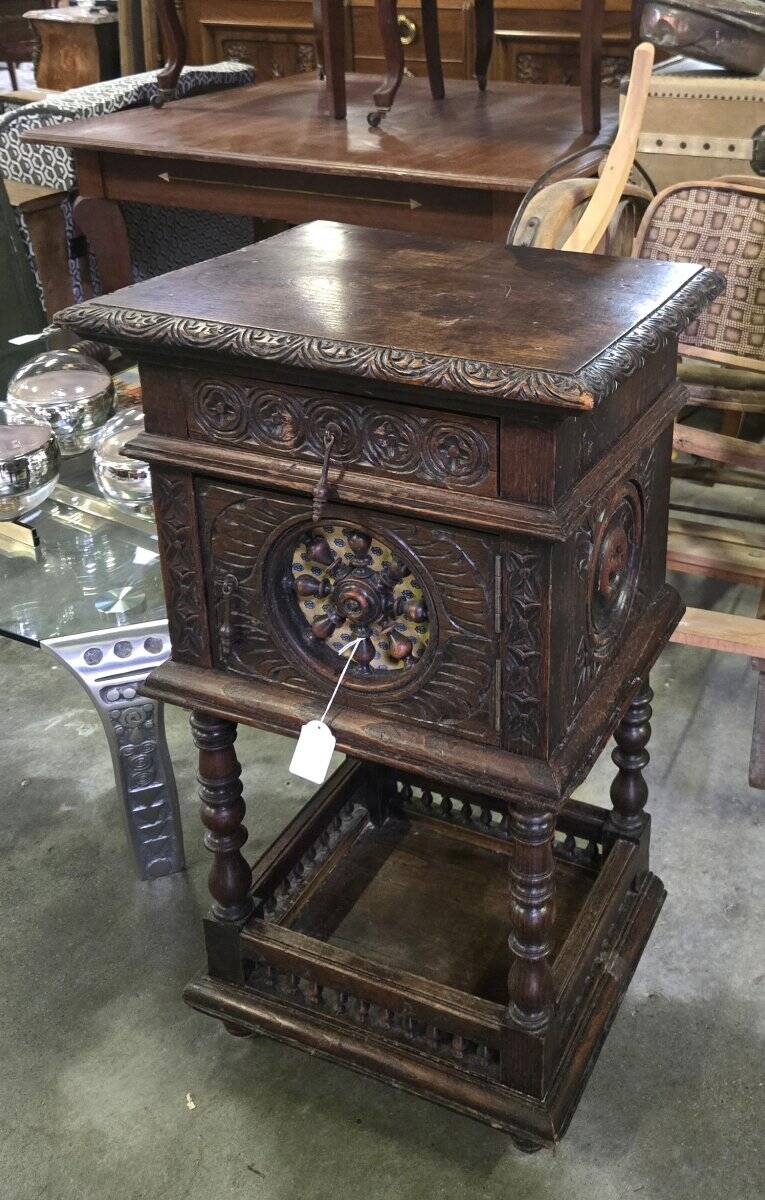 Meuble d’appoint / chevet Breton ancien en chene sculpté / XIXeme