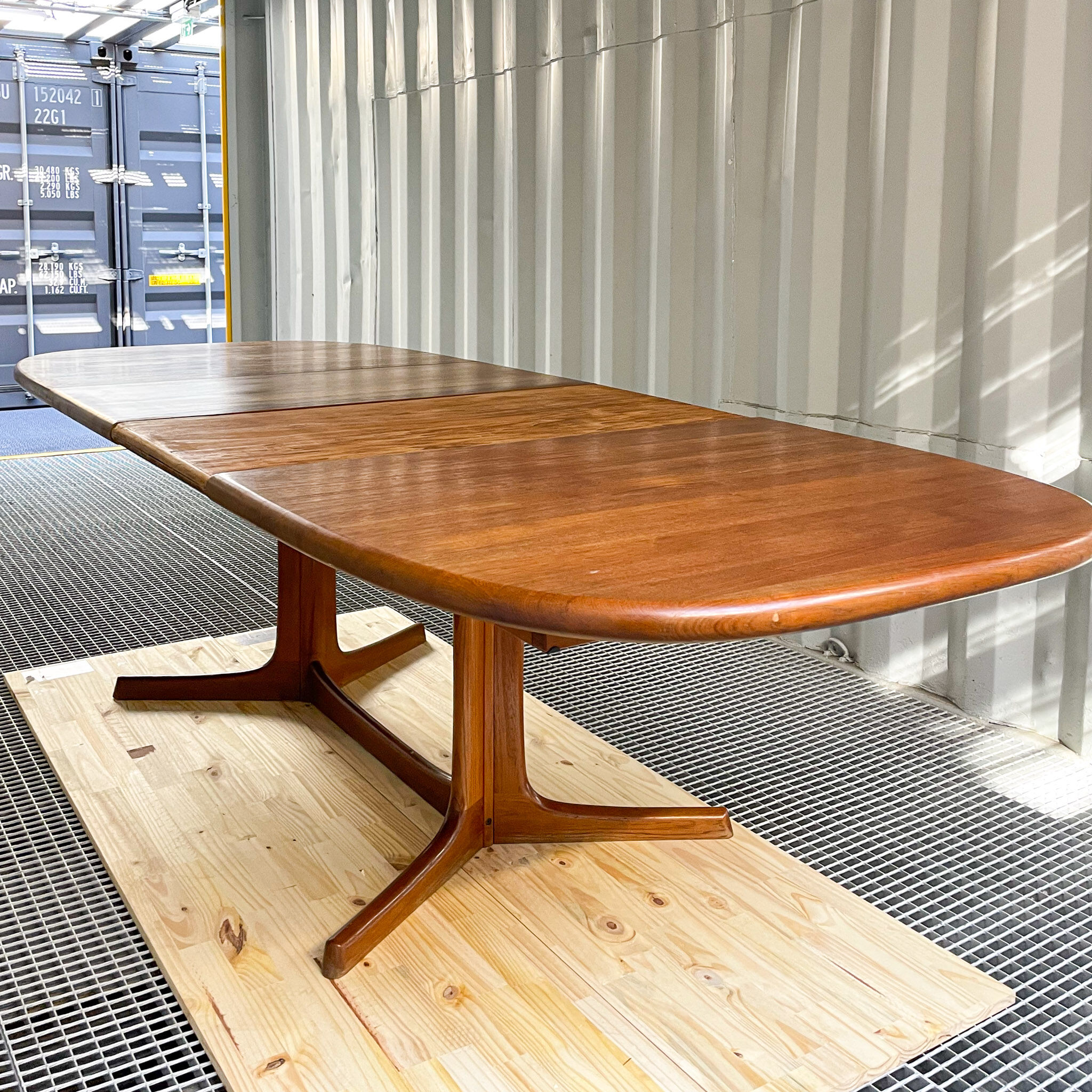Dyrlund editor, scandinavian table in solid teak
