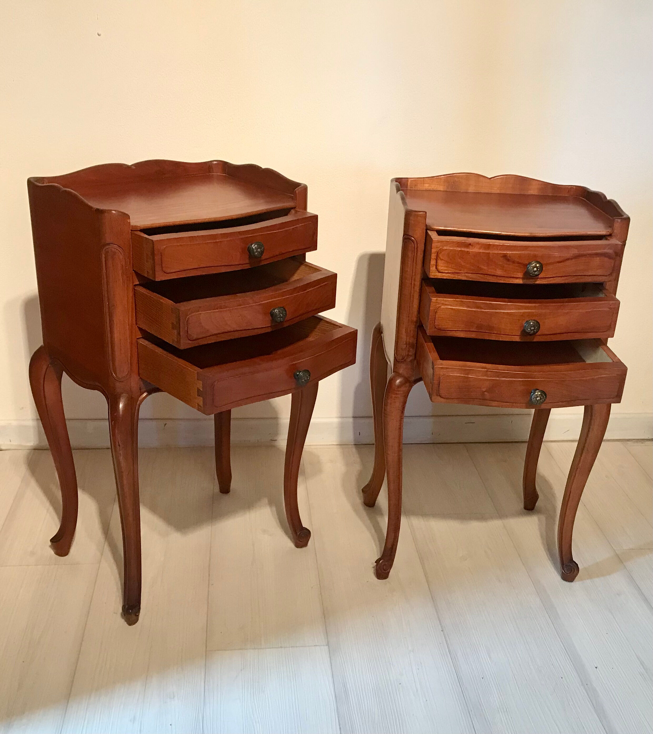 Paire de chevets Louis XV merisier