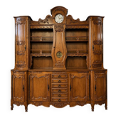 Important buffet deux-corps Louis XV galbé en merisier avec horloge intégré