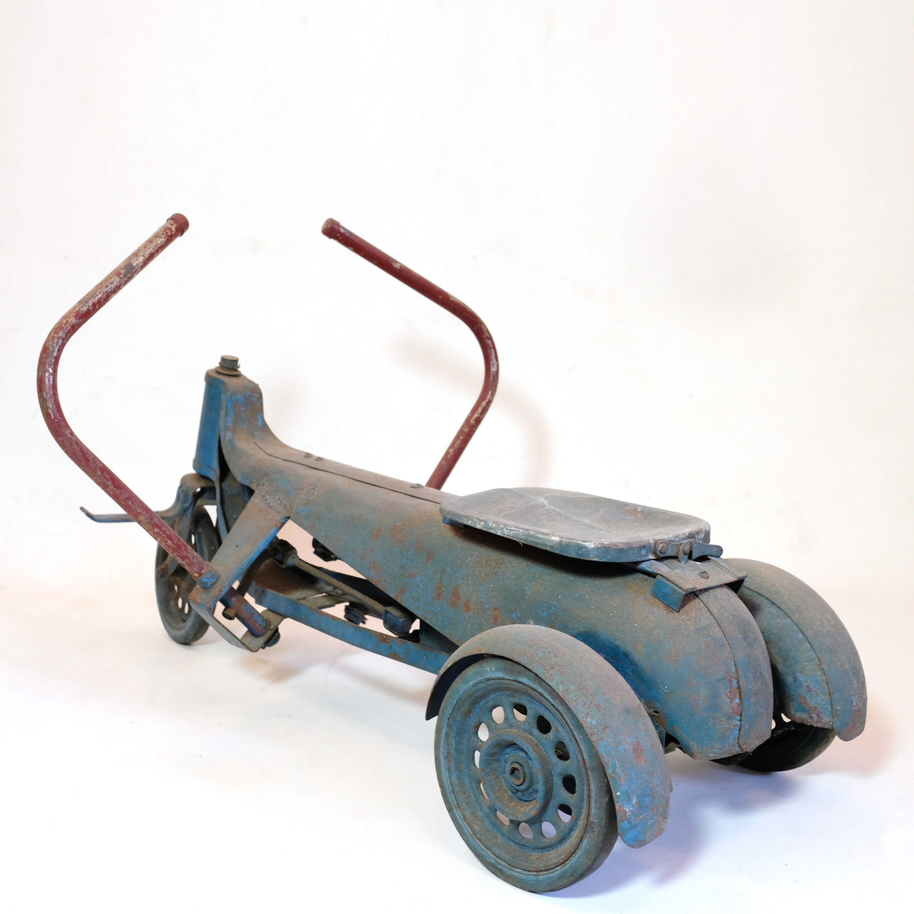 Amazing cyclo rower from the 40s-50s.