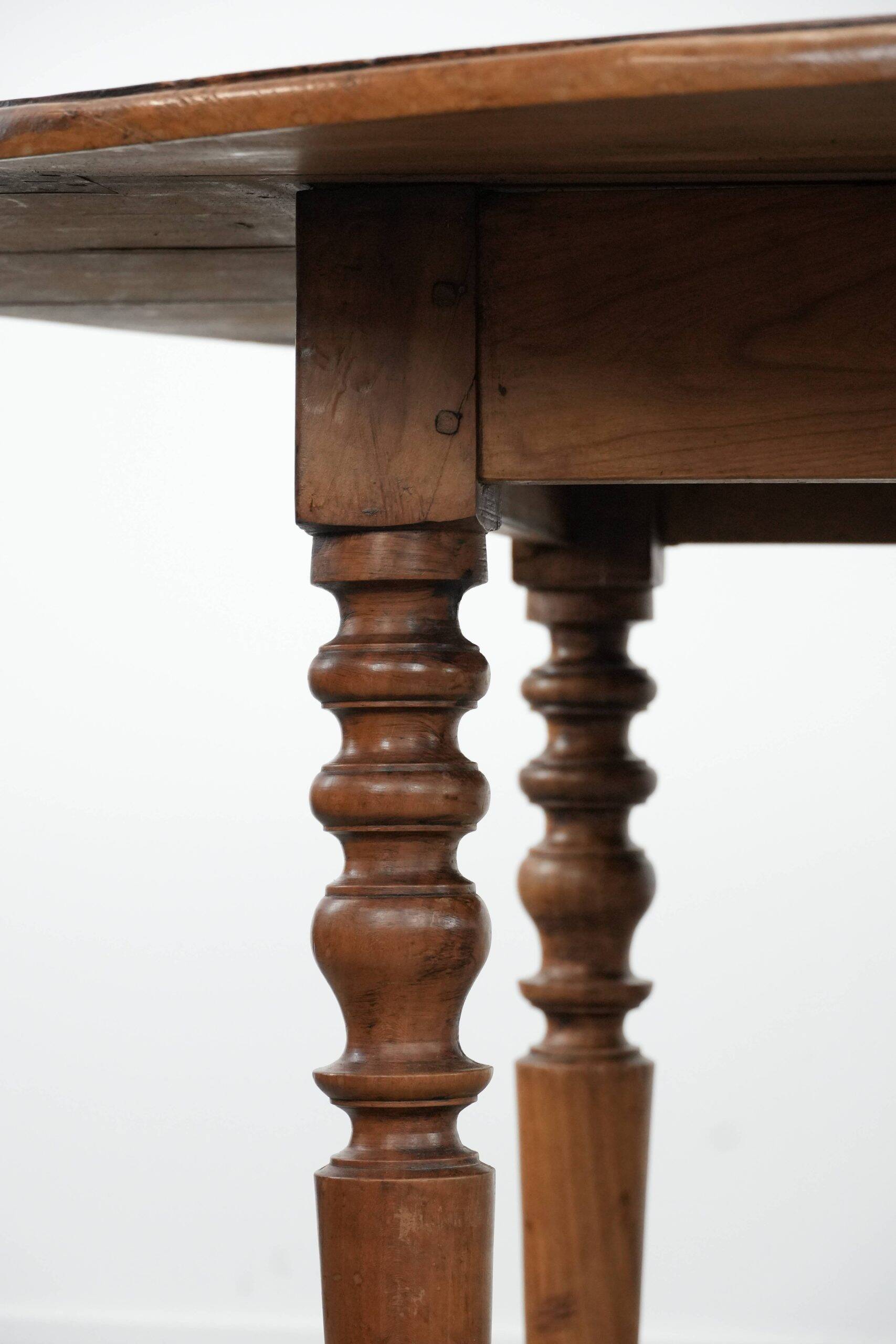 Antique English drop-leaf dining table made of walnut with elegant legs