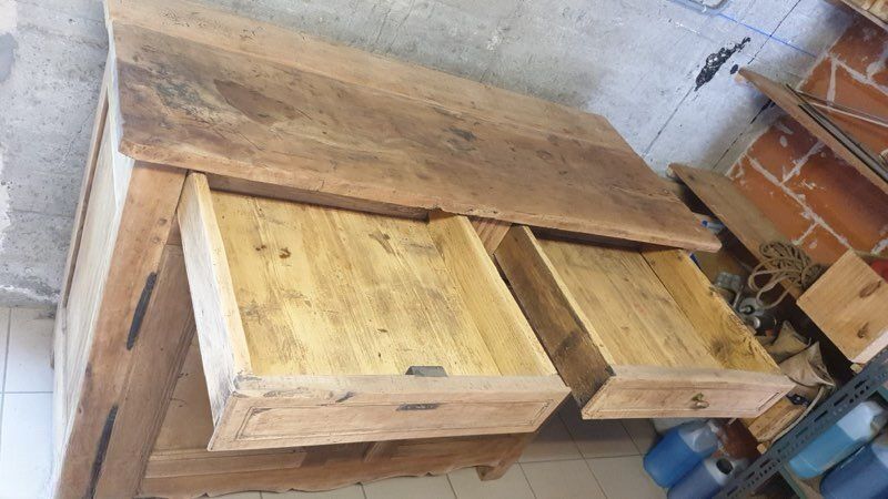 Rustic antique buffet in solid wood with 2 drawers.