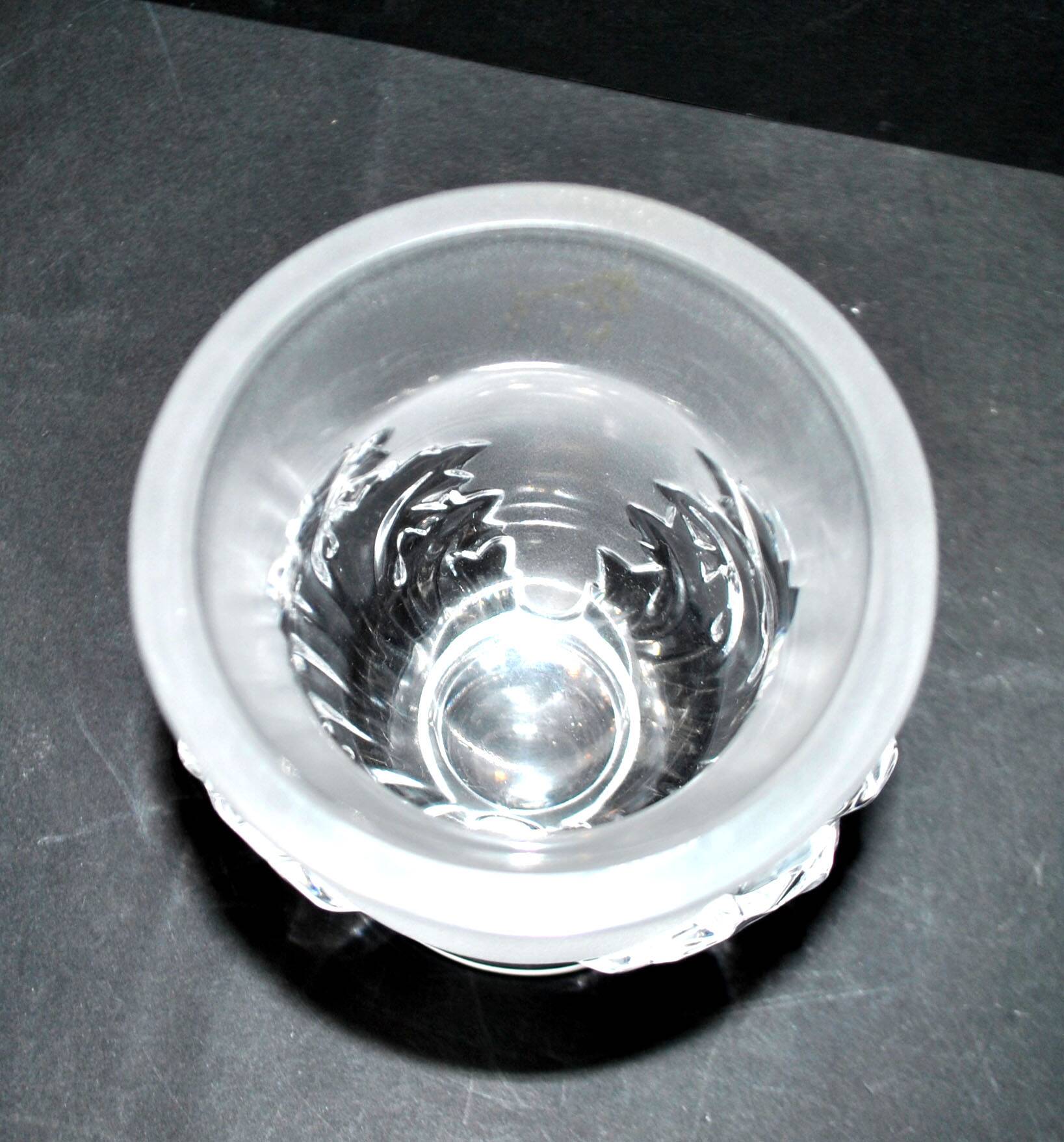 LALIQUE frosted crystal vase, Saint-Cloud model with acanthus leaves, 1950-1960