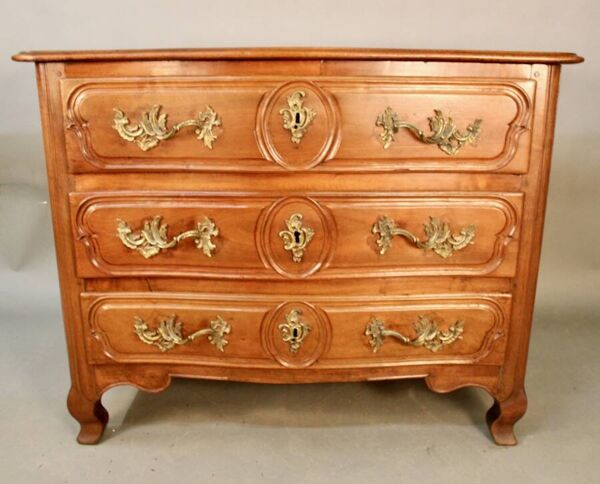 Commode Lyonnaise en noyer, XVIIIème s.