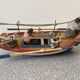 Barque de pêcheurs en bois avec deux personnages en papier maché, années 50-60