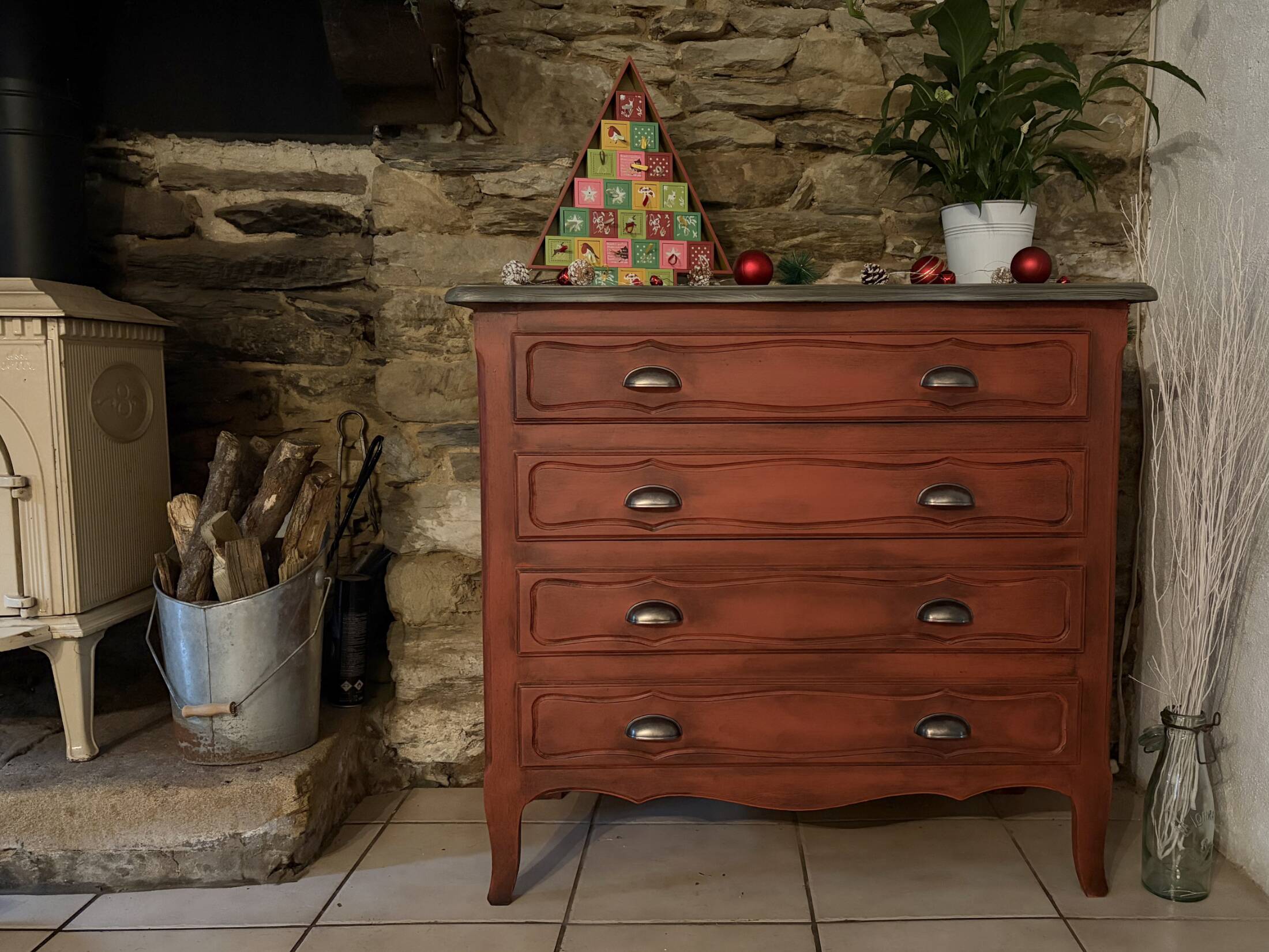 Commode - Primer Red