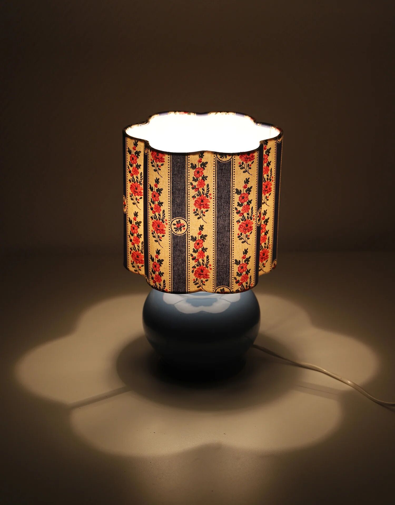 Vintage table lamp, 80s ball base and printed shade.