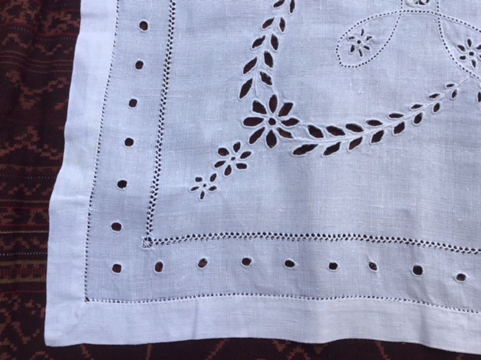 Linen table centre