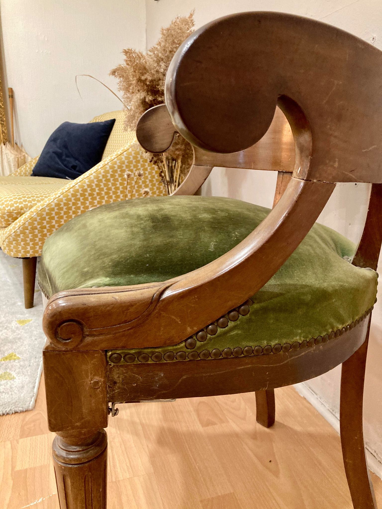 Velvet seated convertible-style chair