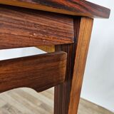 Extendable table in laminate