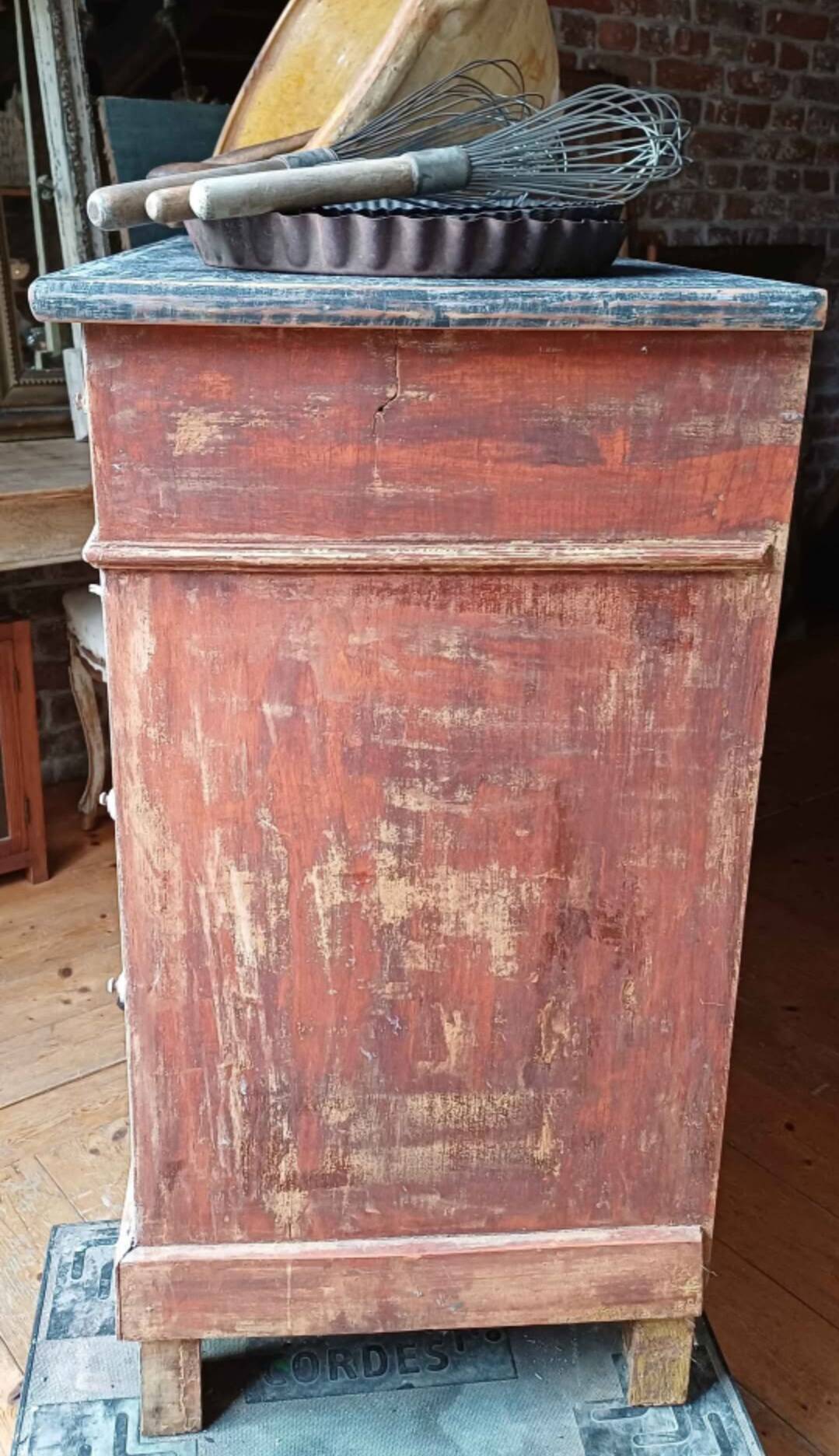 Distressed chest of drawers