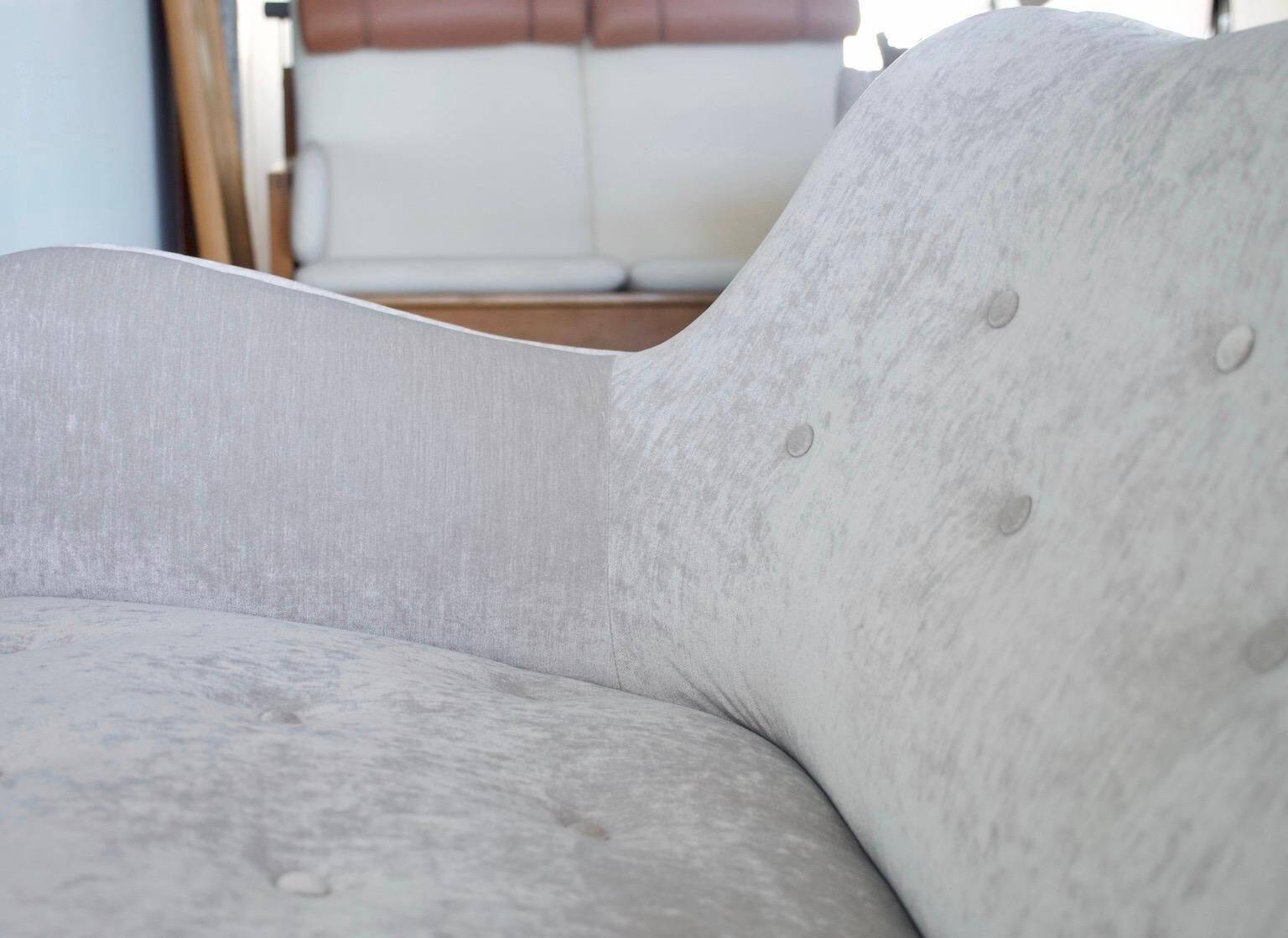 Grey velvet buttoned sofa by Levi's Mobelafarr