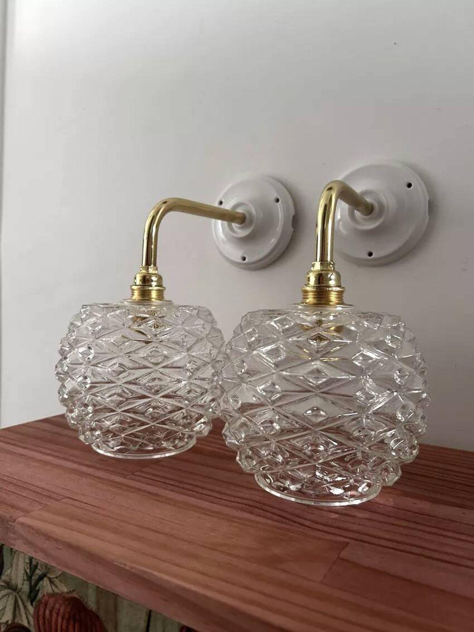 Paire d’appliques murales vintage en verre ciselé pomme de pin