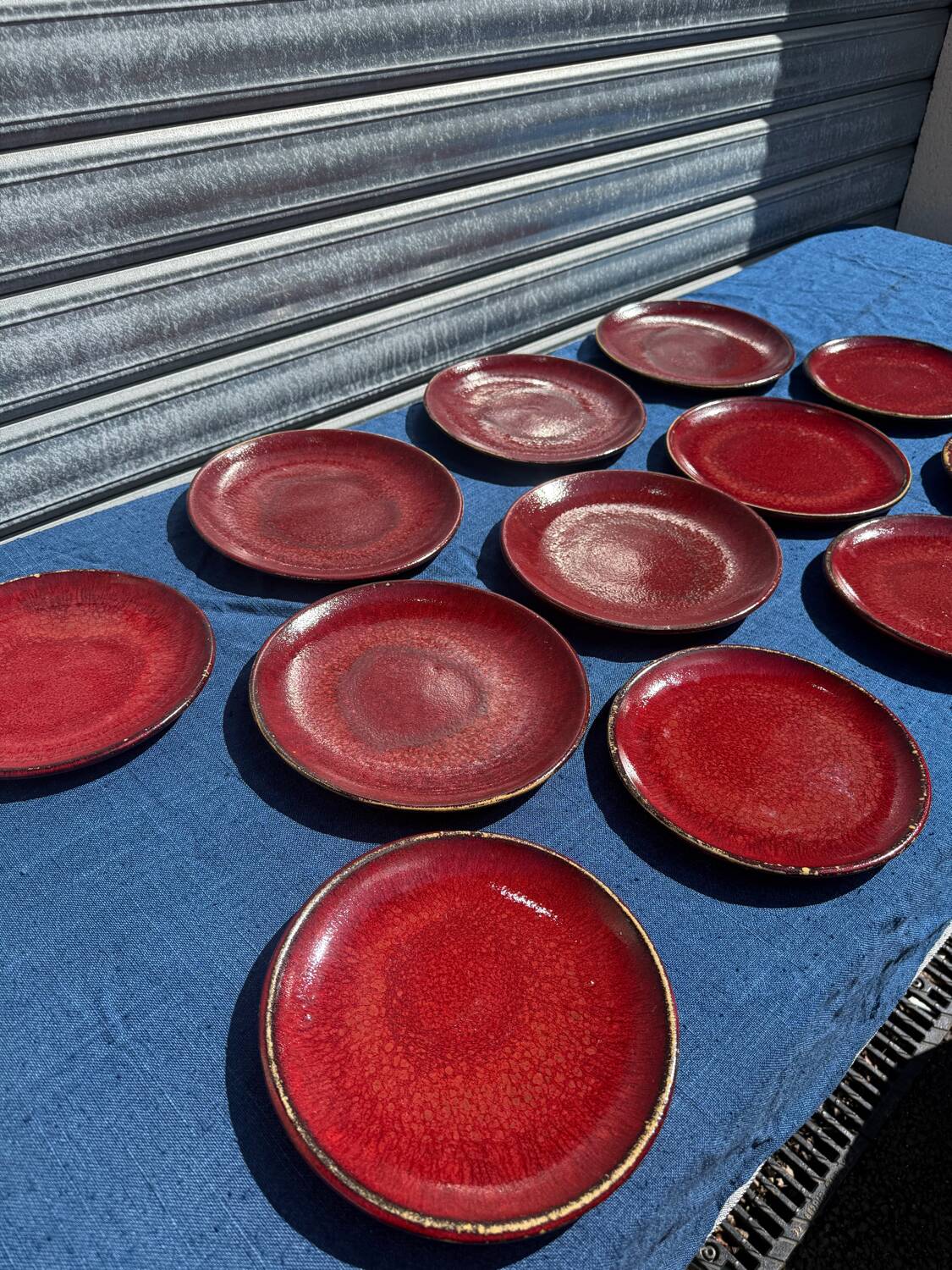12 Assiettes en céramique sang de bœuf Chinoise des années 1950