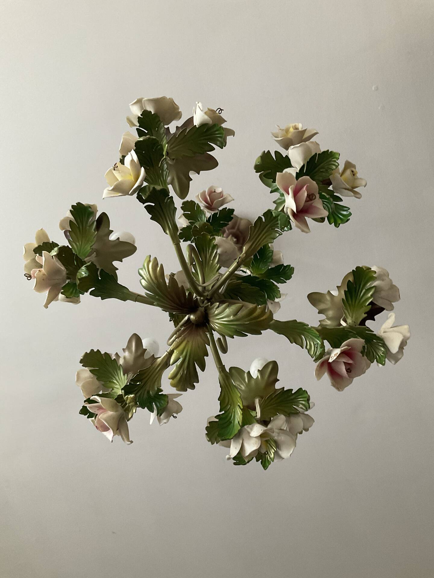 Vintage Italian chandelier in porcelain and tin from the 1950s.