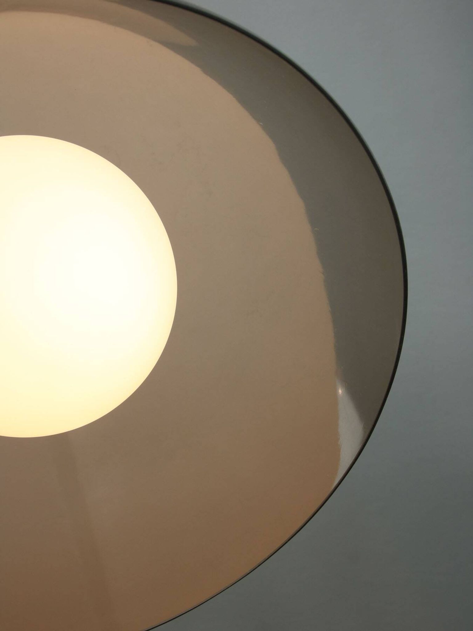 Lampe à suspension italienne en laiton, opaline et plexiglas de l'ère spatiale