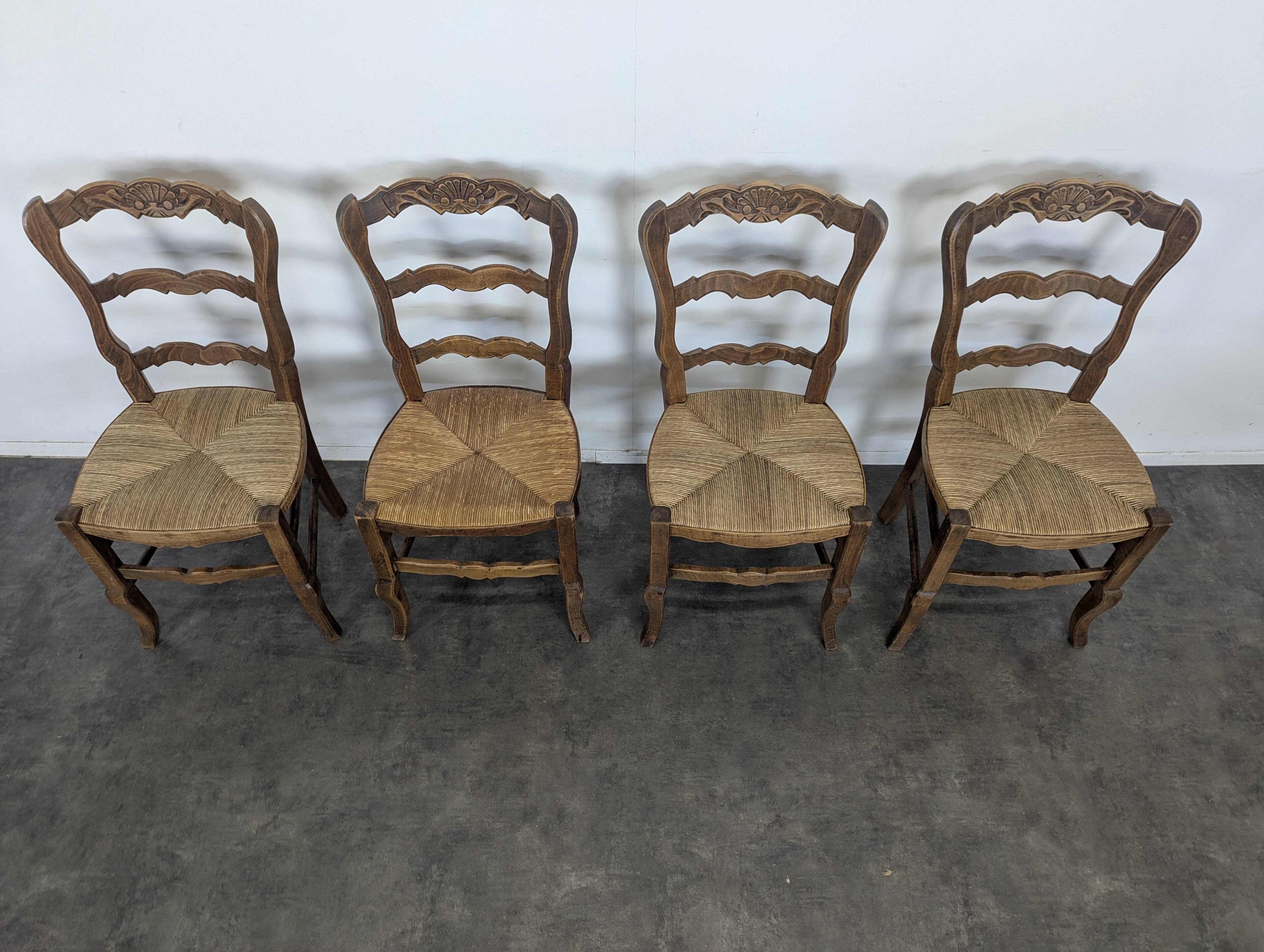 Serie de 4 chaises paillées de style Louis XV