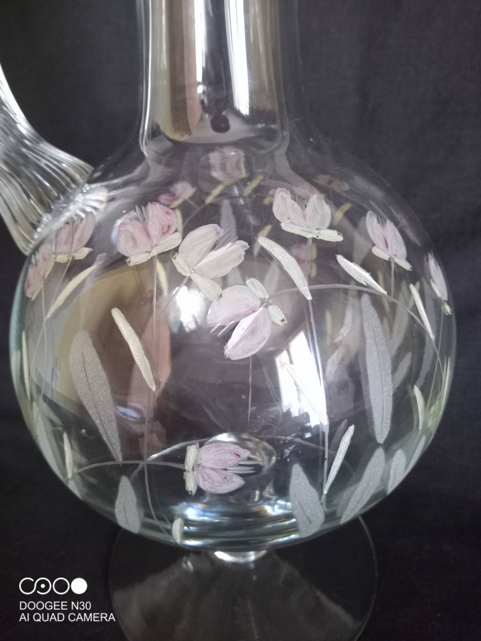 Carafe à vin sur pied, en verre taillé et émaillé