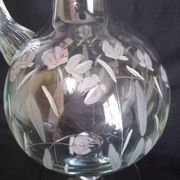 Carafe à vin sur pied, en verre taillé et émaillé