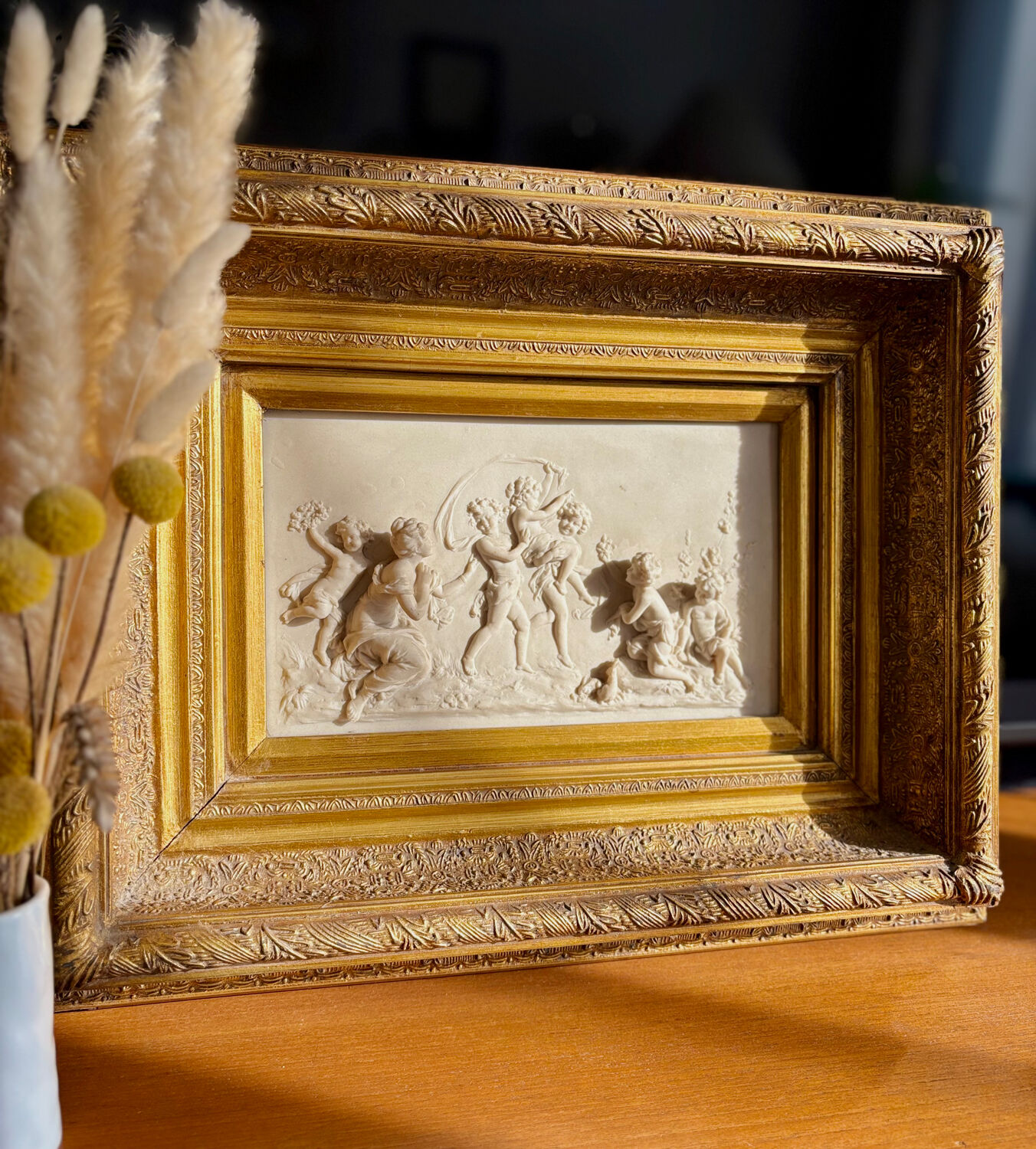 Marble bas-relief tableau of Putti