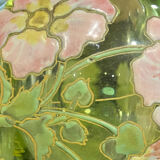 Vase en verre émaillé à décor de fleurs