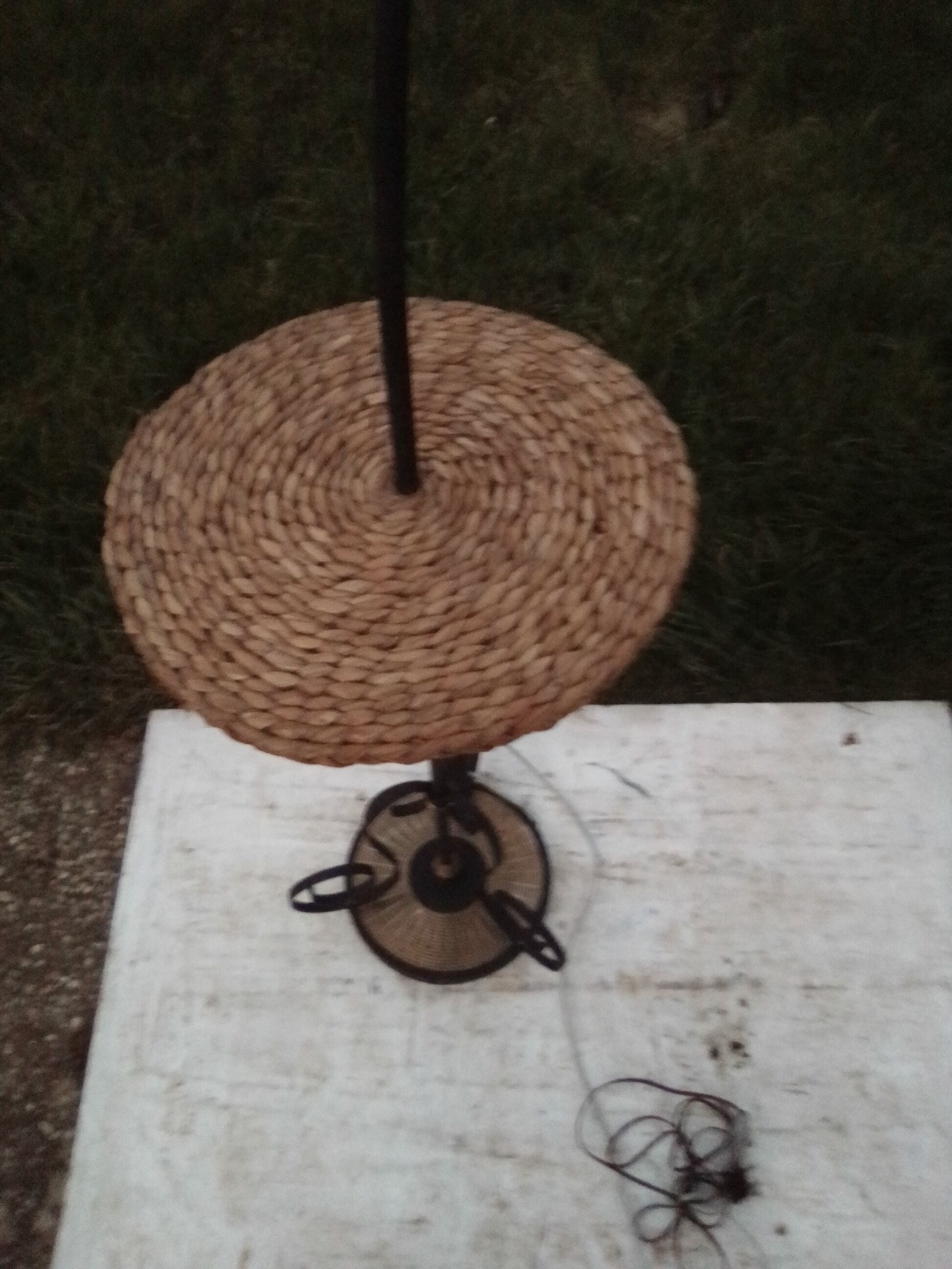 Lampadaire  pied fonte avec douille orientable et tablette en osier H 166 cm