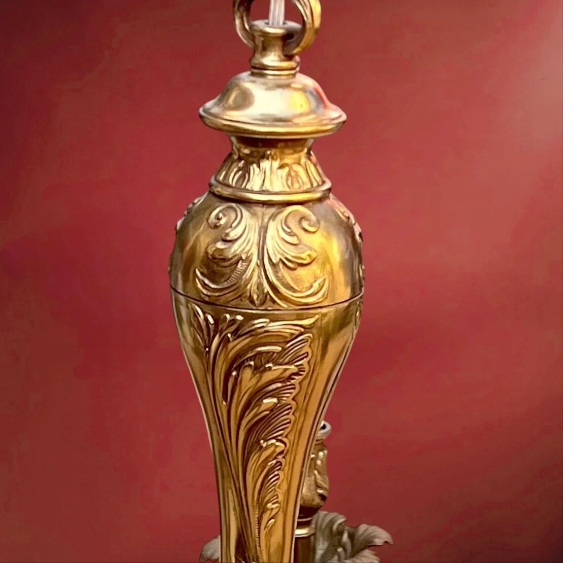 Lustre ancien en laiton doré massif style Louis XV rocaille à 8 feux – années 50 70