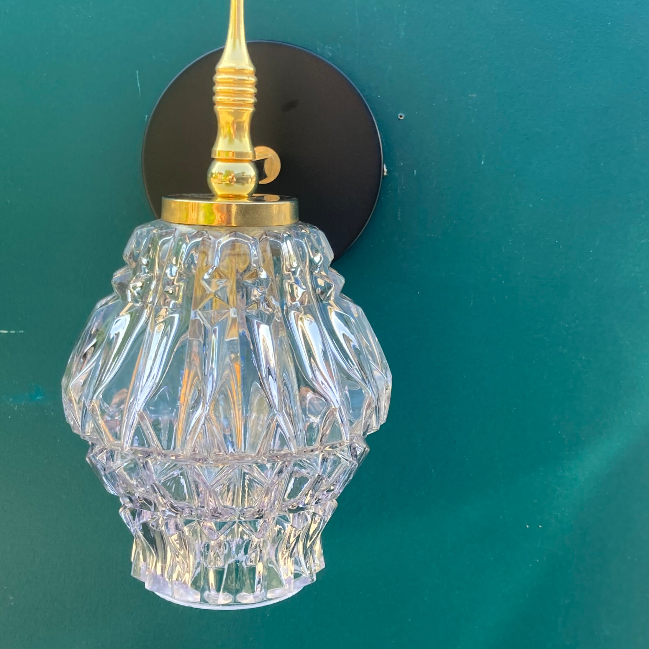 Gilded brass wall lamp and its colorful thick glass tulip