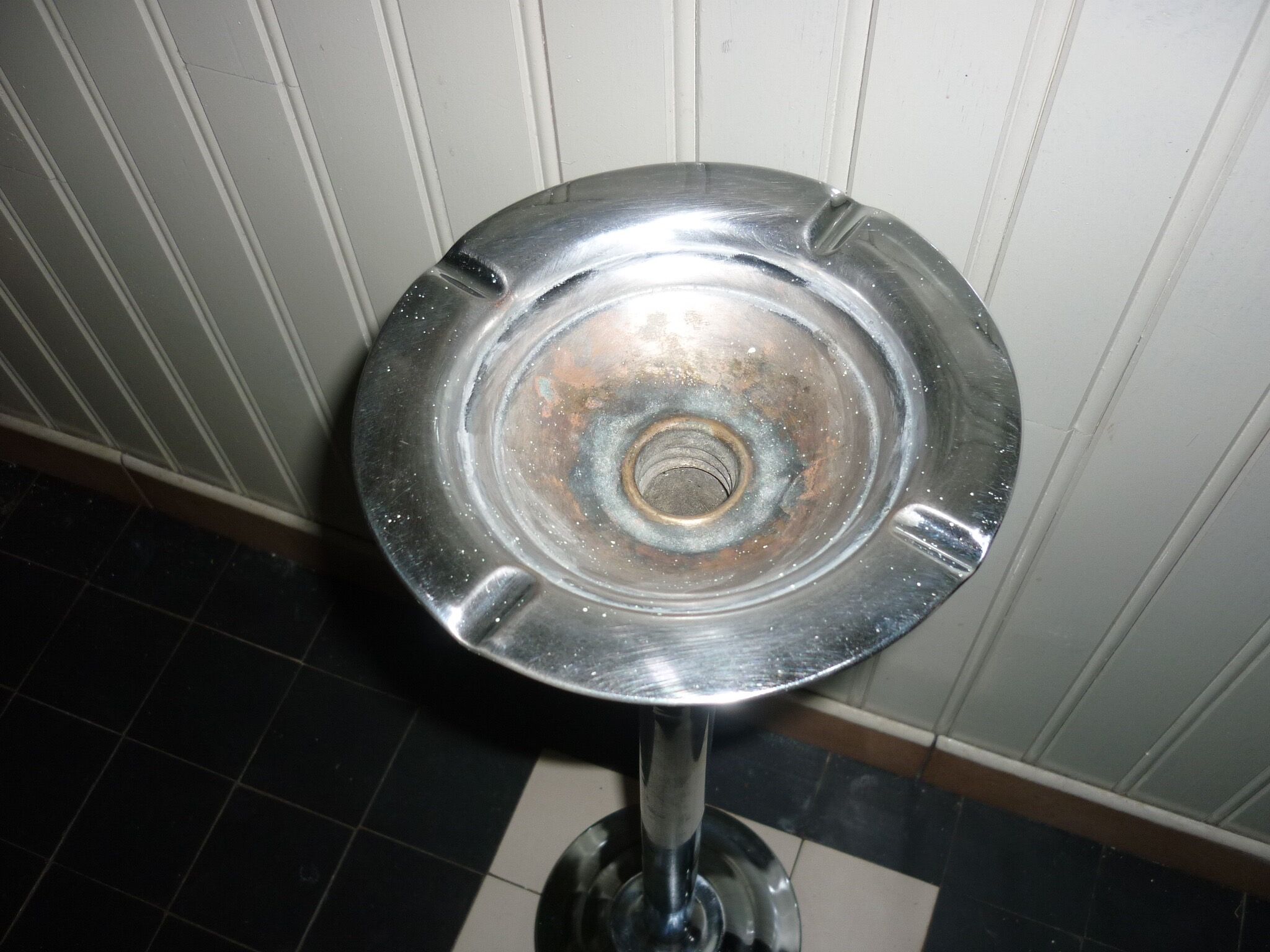 High-standing ashtray tumbler type