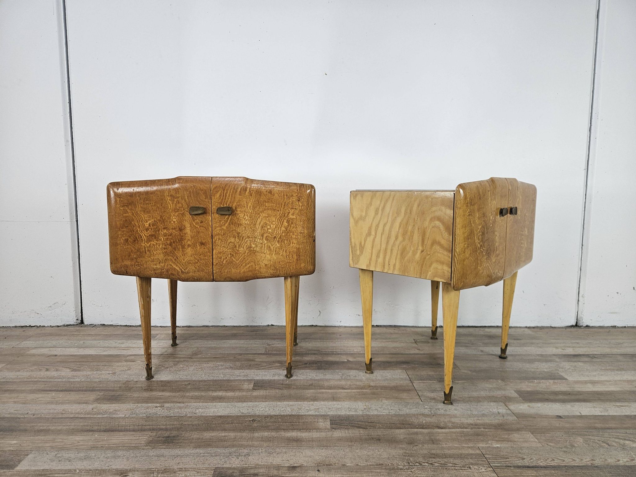 Pair of maple bedside tables from the 1950s with mirrored tops.