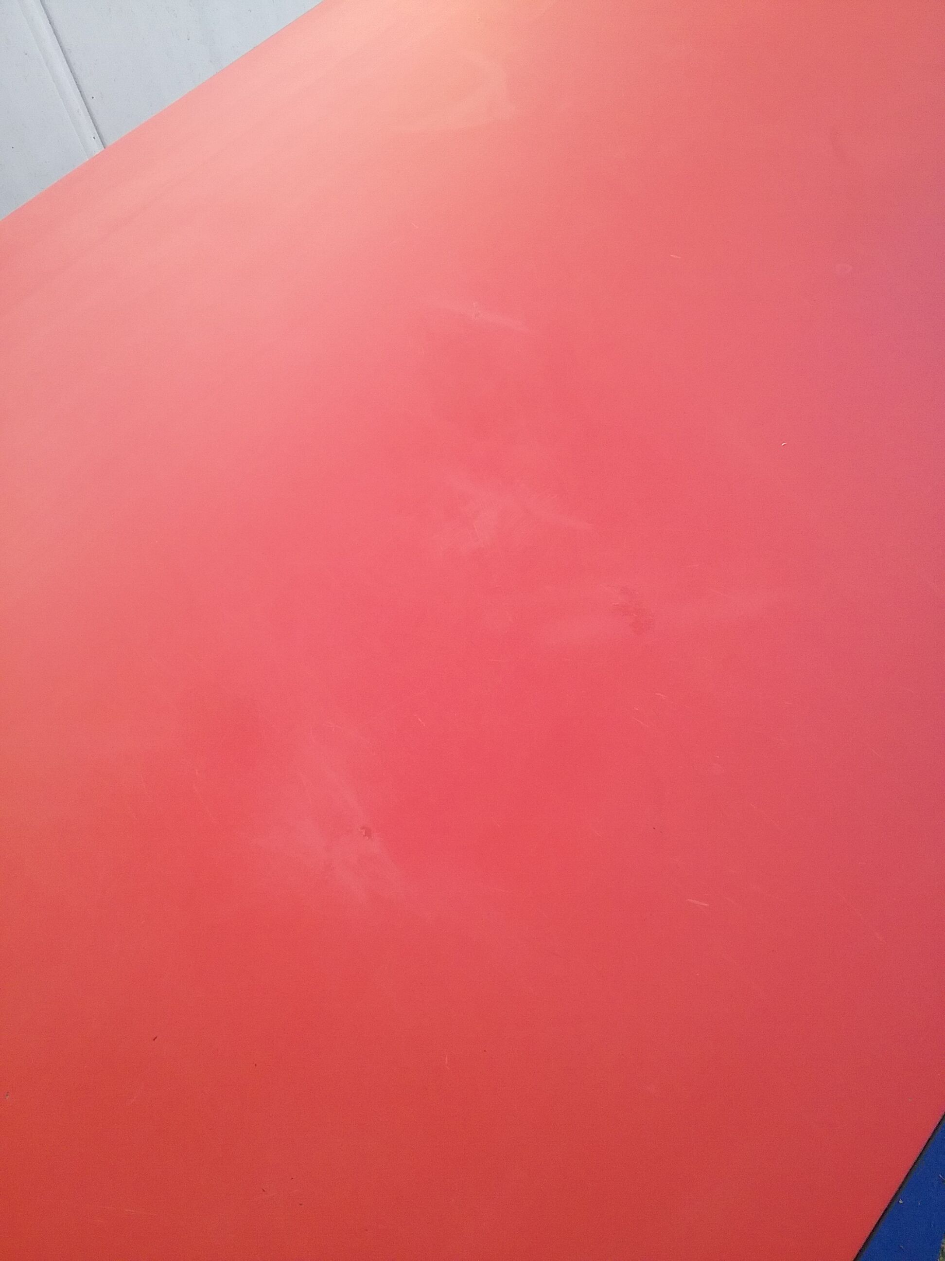 Table in red formica