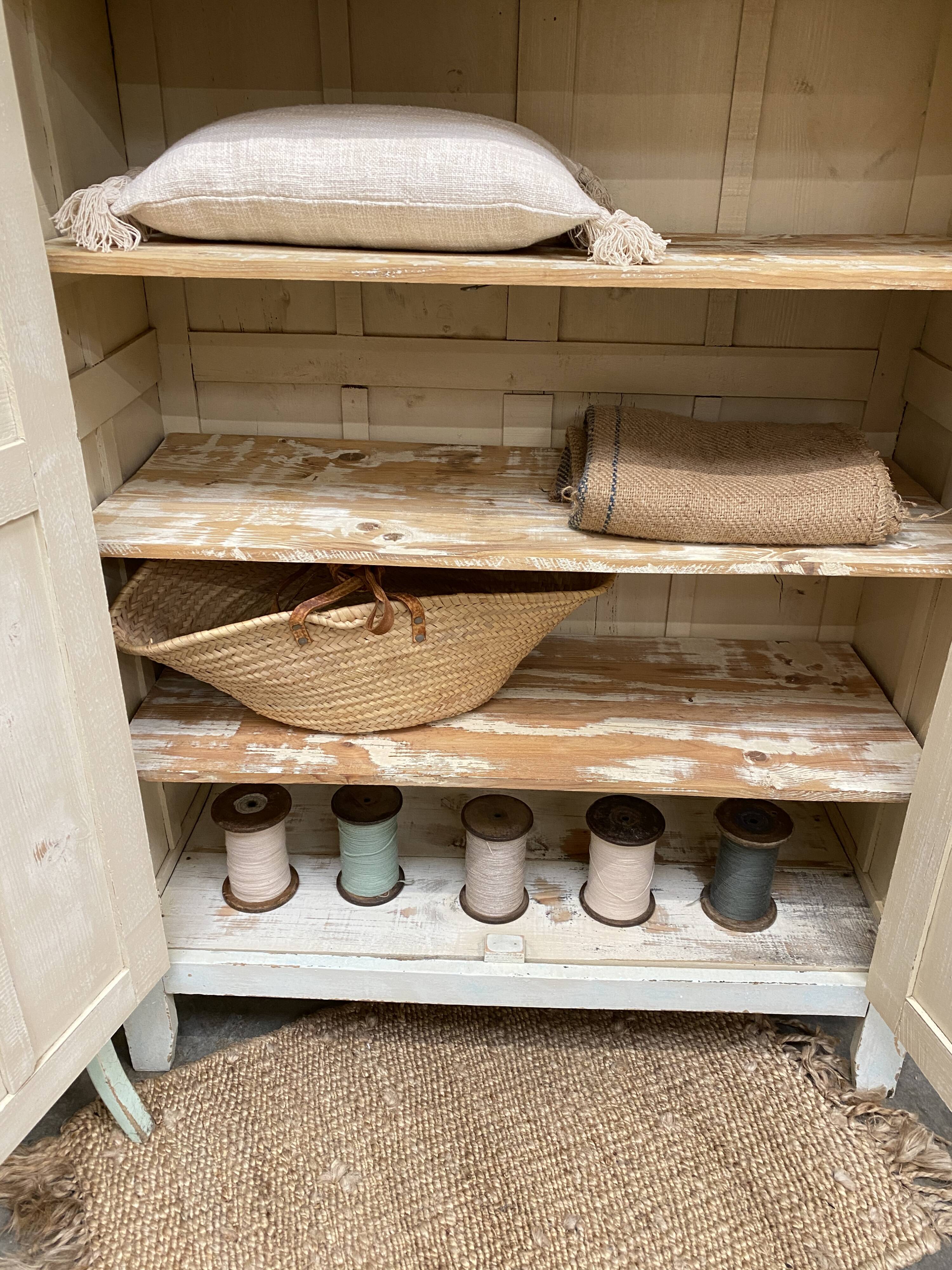 Armoire patinée en bois brut