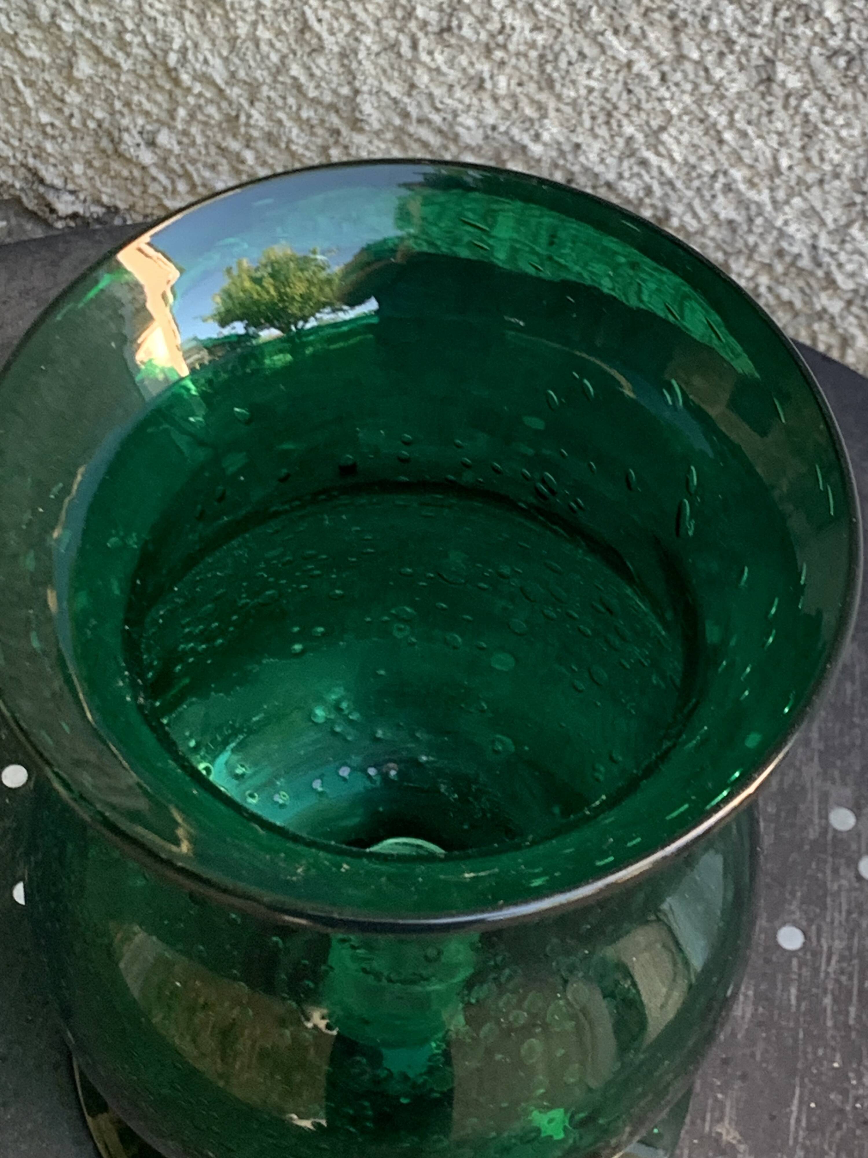 Grand Photophore, Bougeoir en verre soufflé vert, de style verrerie de BIOT, made in france